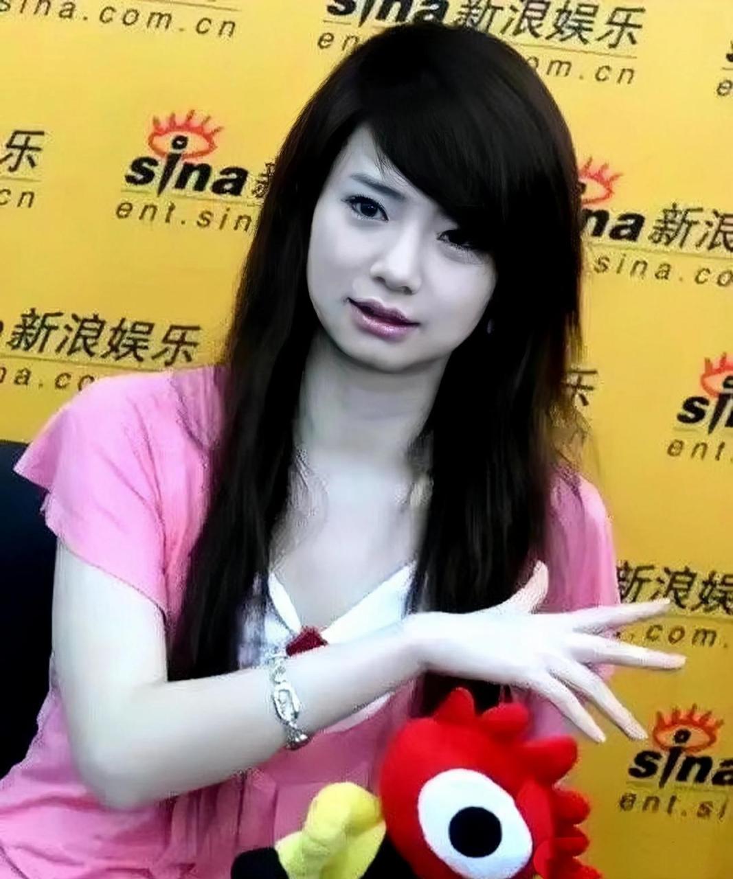 后来的戚薇微整后,下巴尖了,五官也更精致了,风格也变成了高冷御姐风.