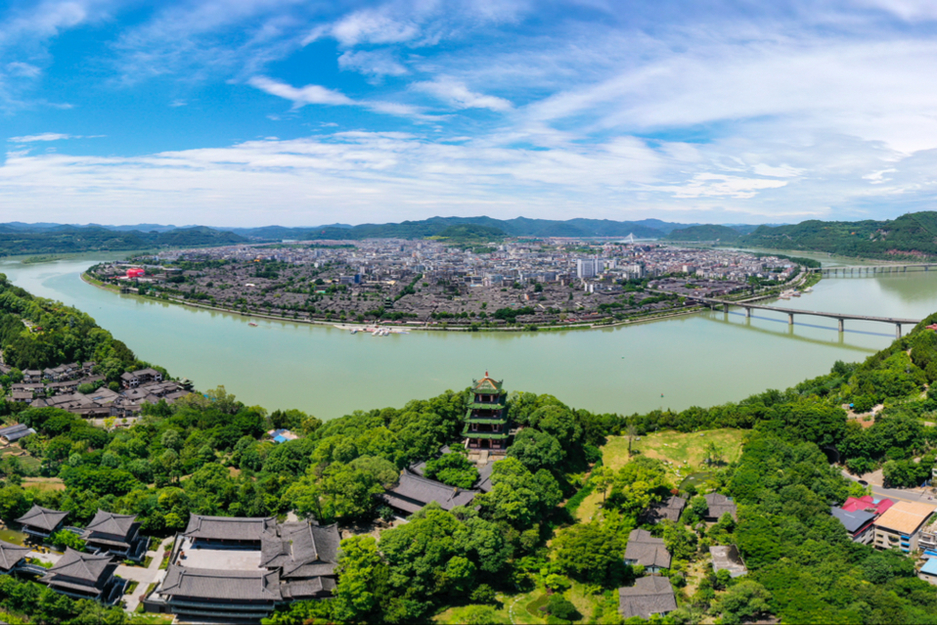 漫步在阆中古城的古巷中,那些纵横交错的街巷,静立的民居和绿意浓浓