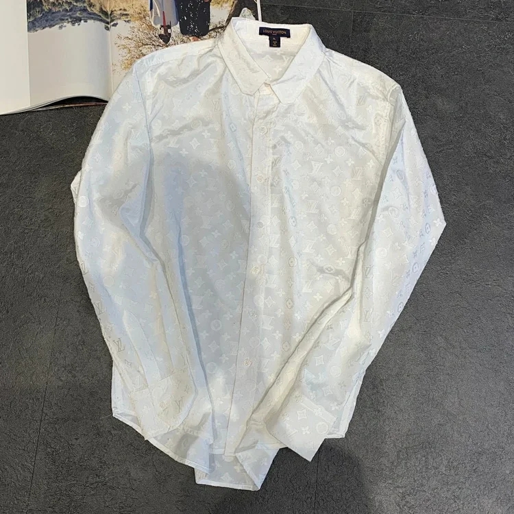 今日分享:"lv"高级衬衣,纯白色的面料上混入了小小的lvlogo贴心的满足