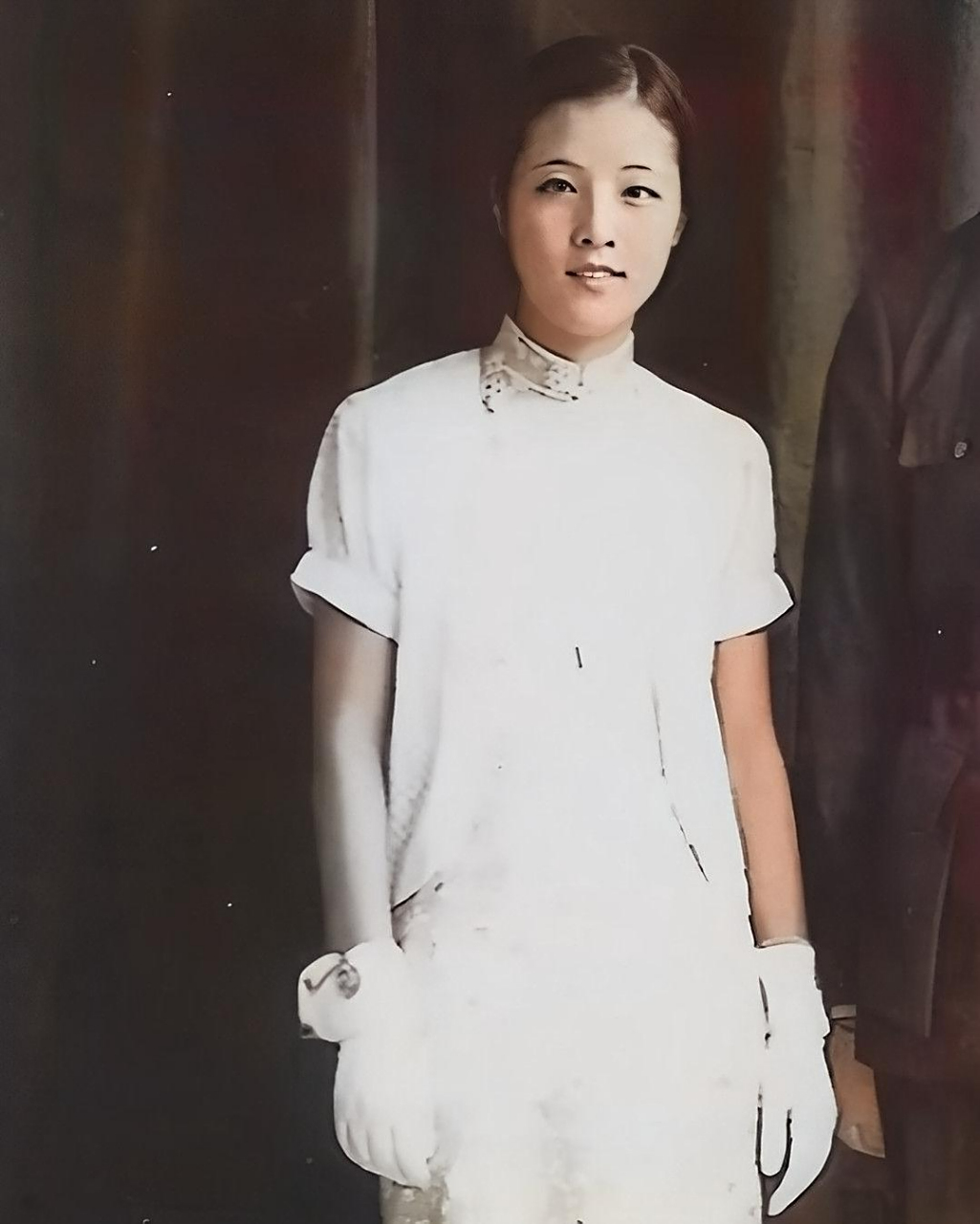 郭翼青出生在一个富裕的家庭,她从小就向往浪漫而美好的爱情.