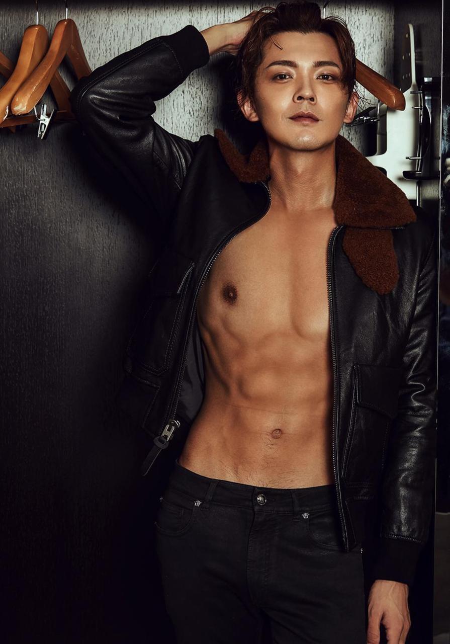 闫肃曝光型男写真 腹肌人鱼线荷尔蒙爆表