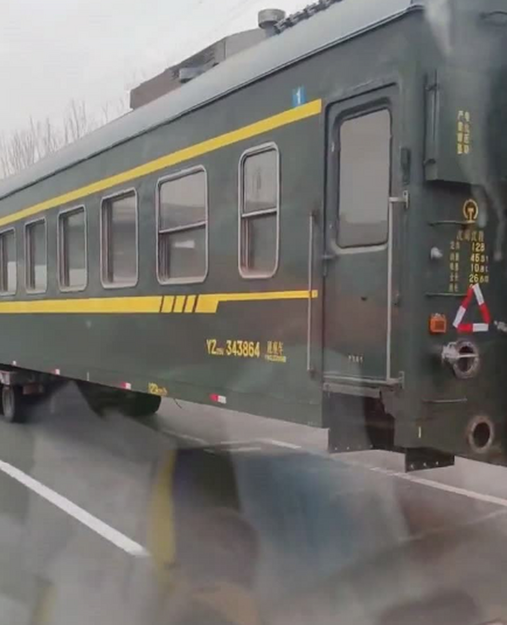 这难道就是扛着火车跑[笑哭]