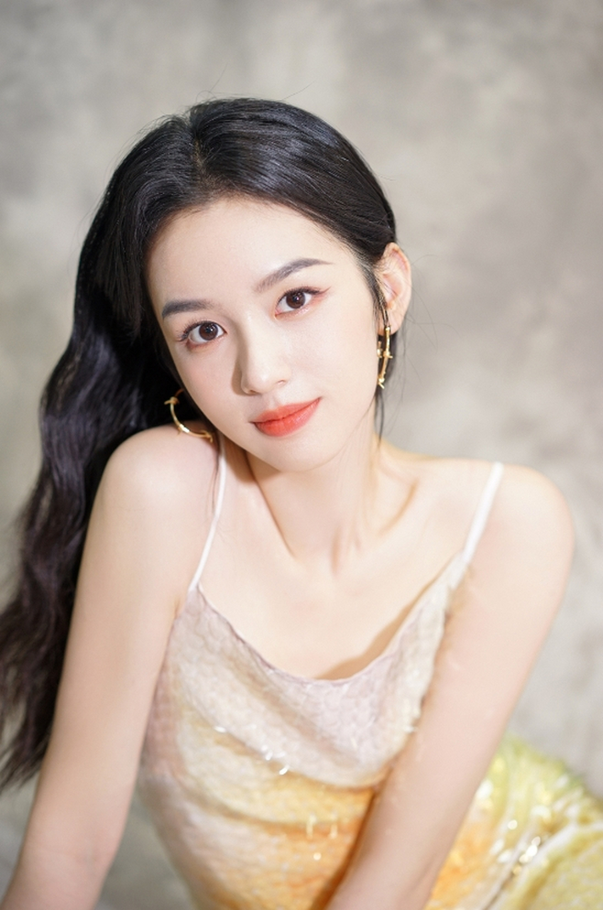 艳若桃李,甜美可人的#周也# 一袭渐变色吊带裙,尽