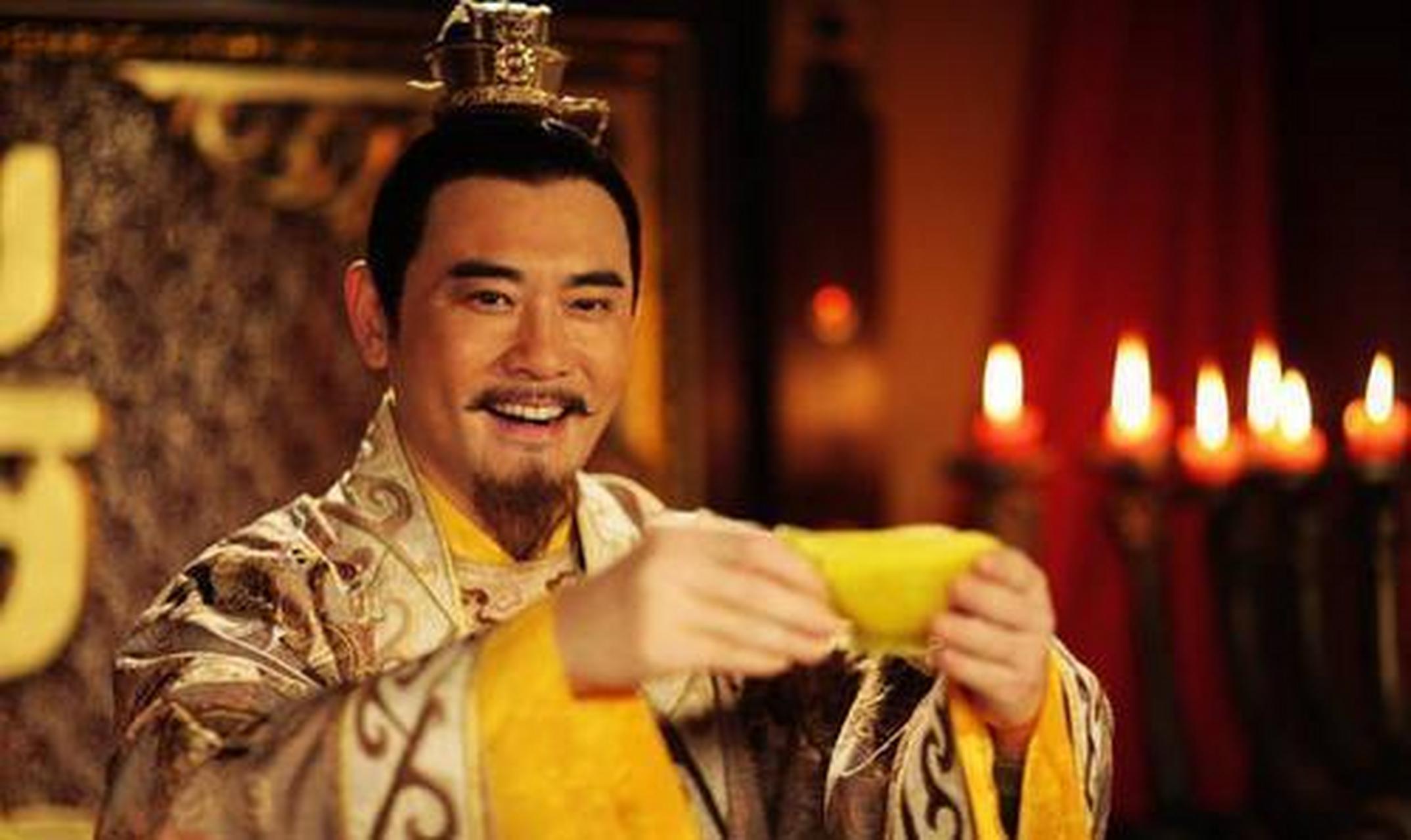 在封建社会时期,古人会用酒杯喝酒,随着朝代的更迭,酒杯的形状也发生