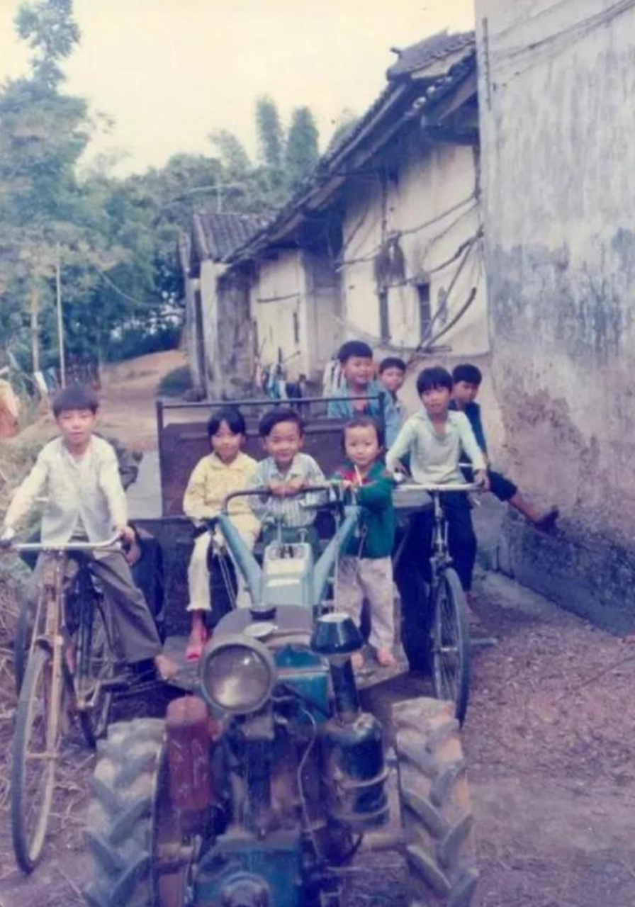 90年代初的孩子,拖拉机自行车都是日常的玩具,每天都是一帮子孩子在一