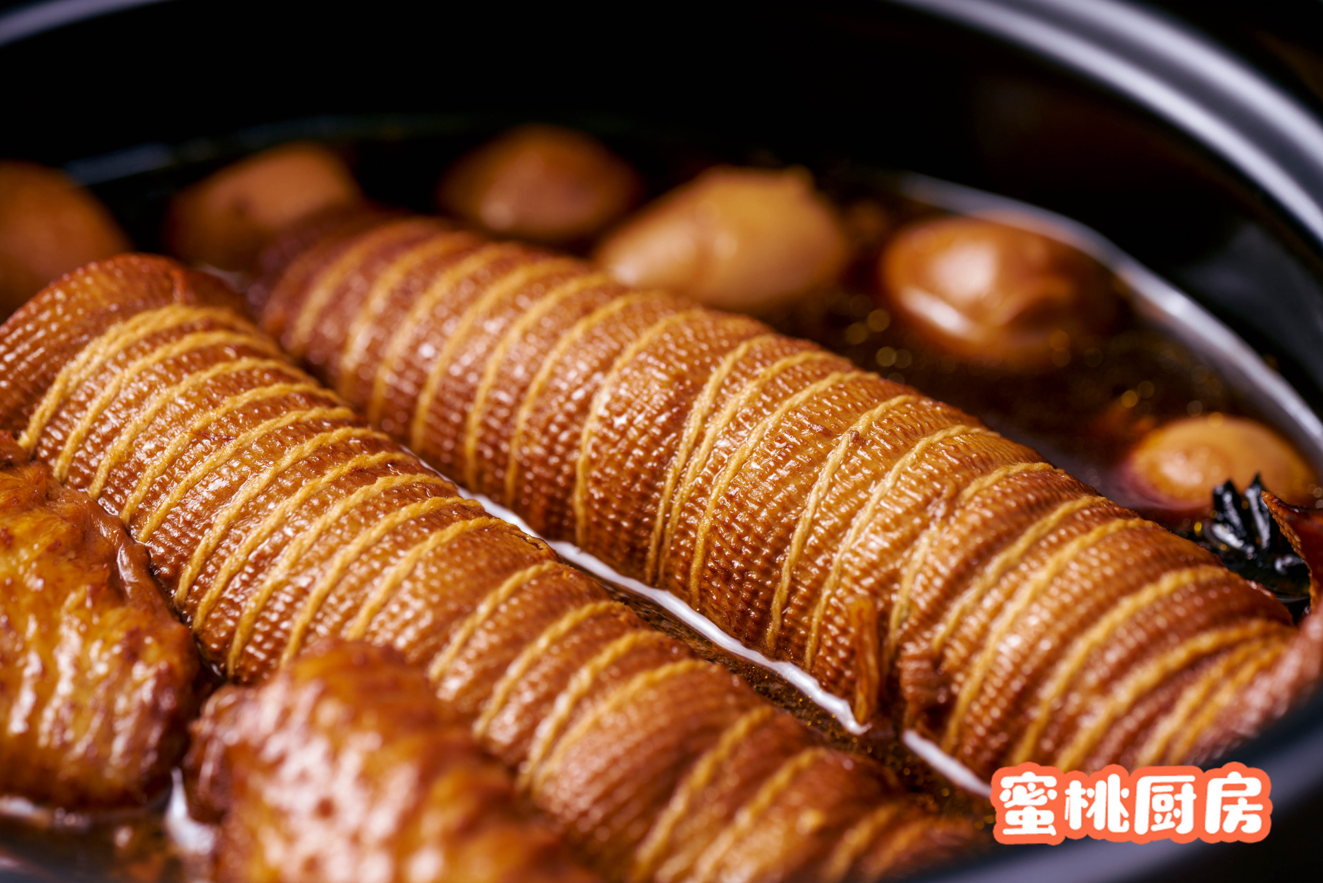 三味卤锅(卤鸡翅 卤蛋 卤豆皮卷)  之前我也讲过,卤水分为红卤和白卤.