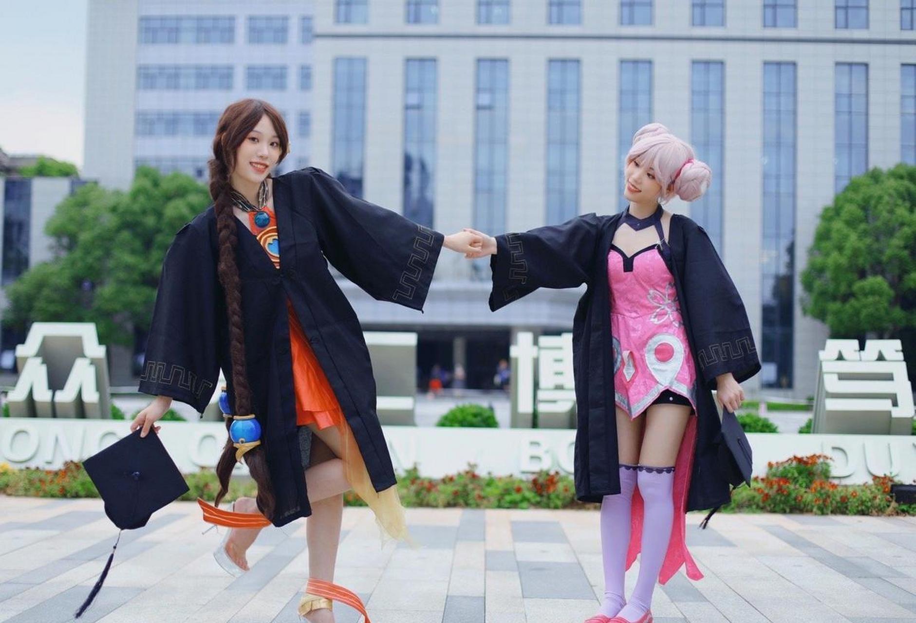 双胞胎cos大小乔拍毕业照,现在的毕业照都这么卷了吗,真的被这对姐妹