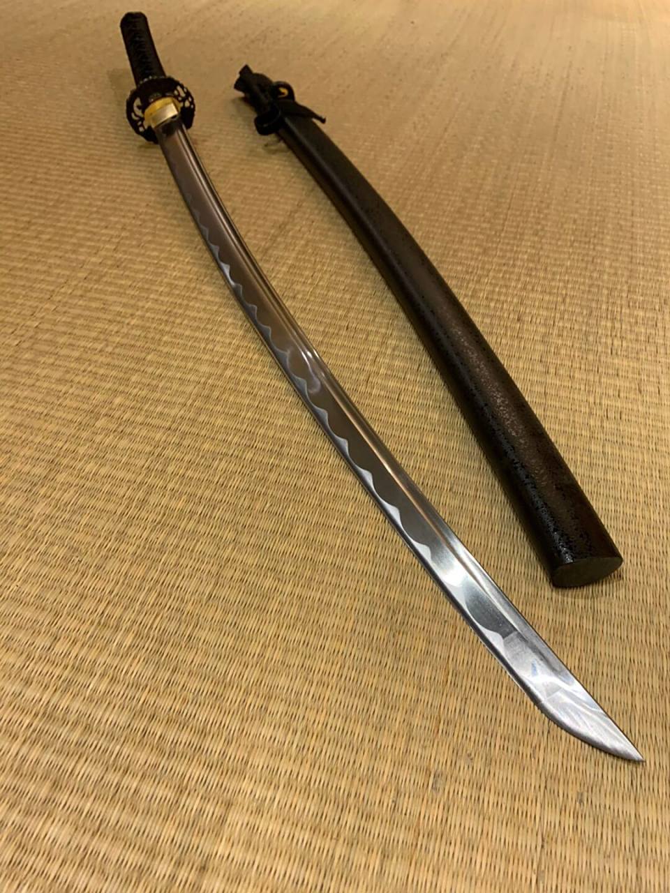 武士刀的刀身细长,刀刃锋利,具有极高的杀伤力