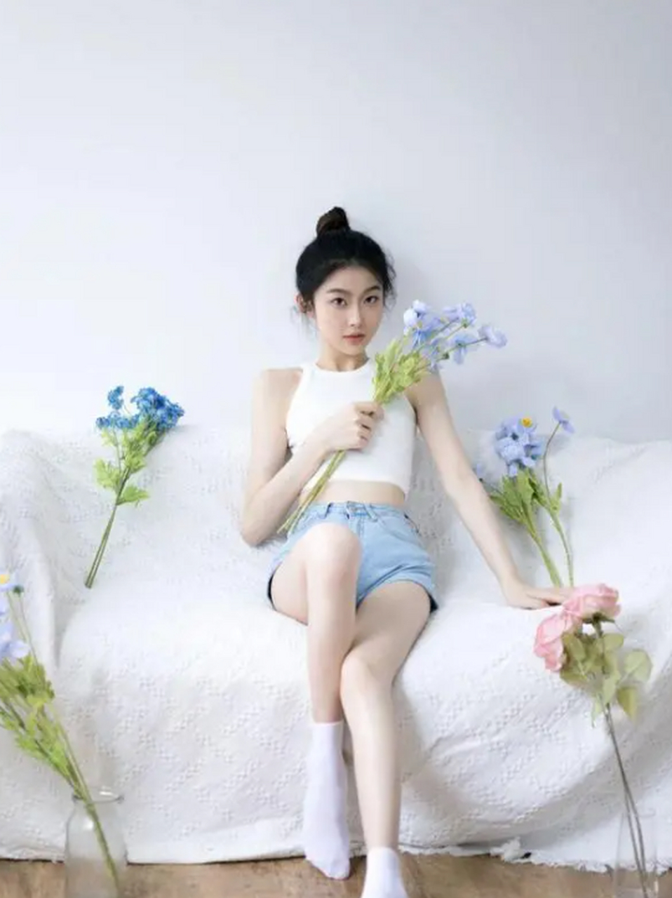 白色吊带背心搭配牛仔短裤