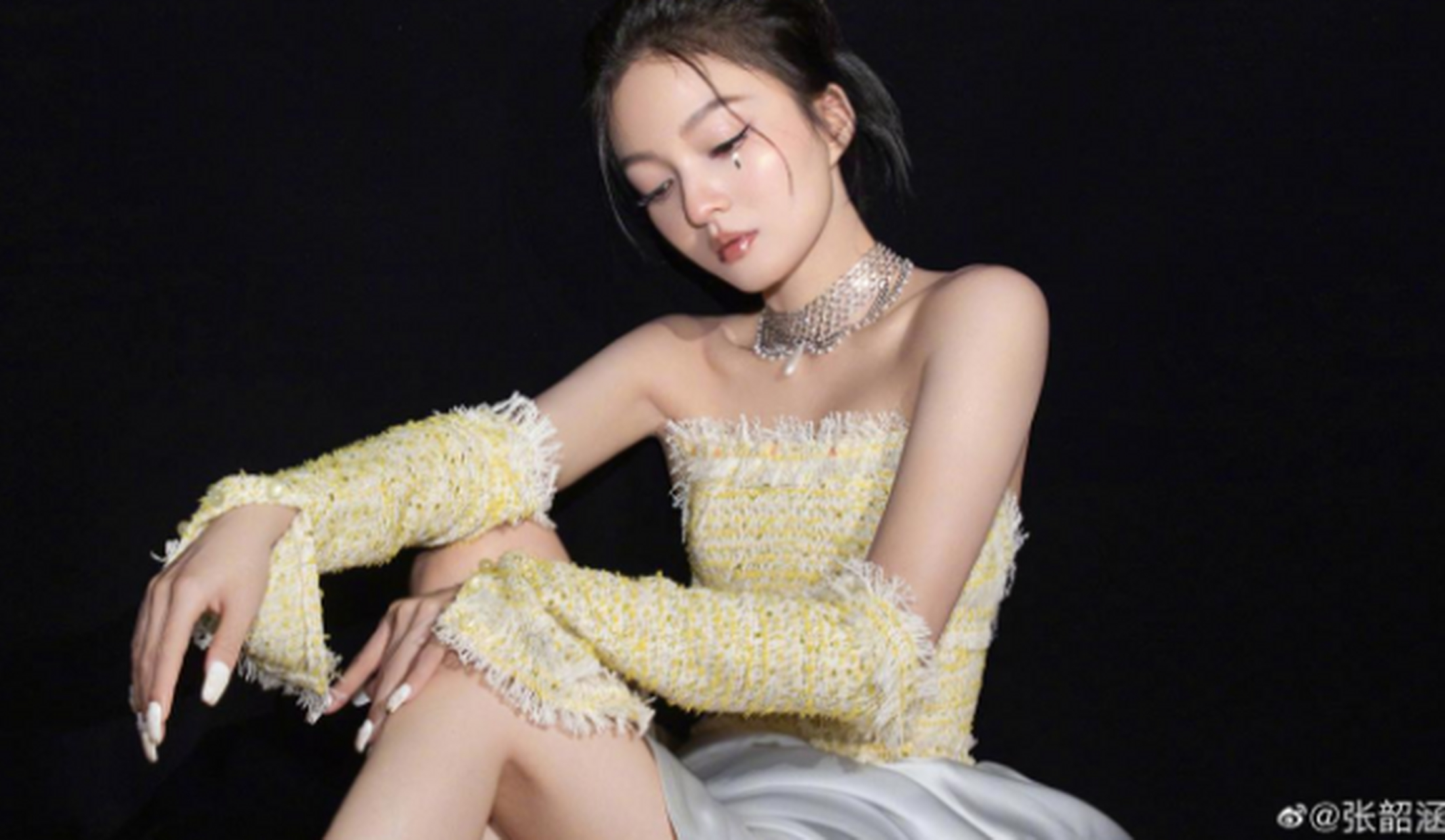 张韶涵一袭淡黄色花苞裙,精致迷人,泪钻妆吸睛!