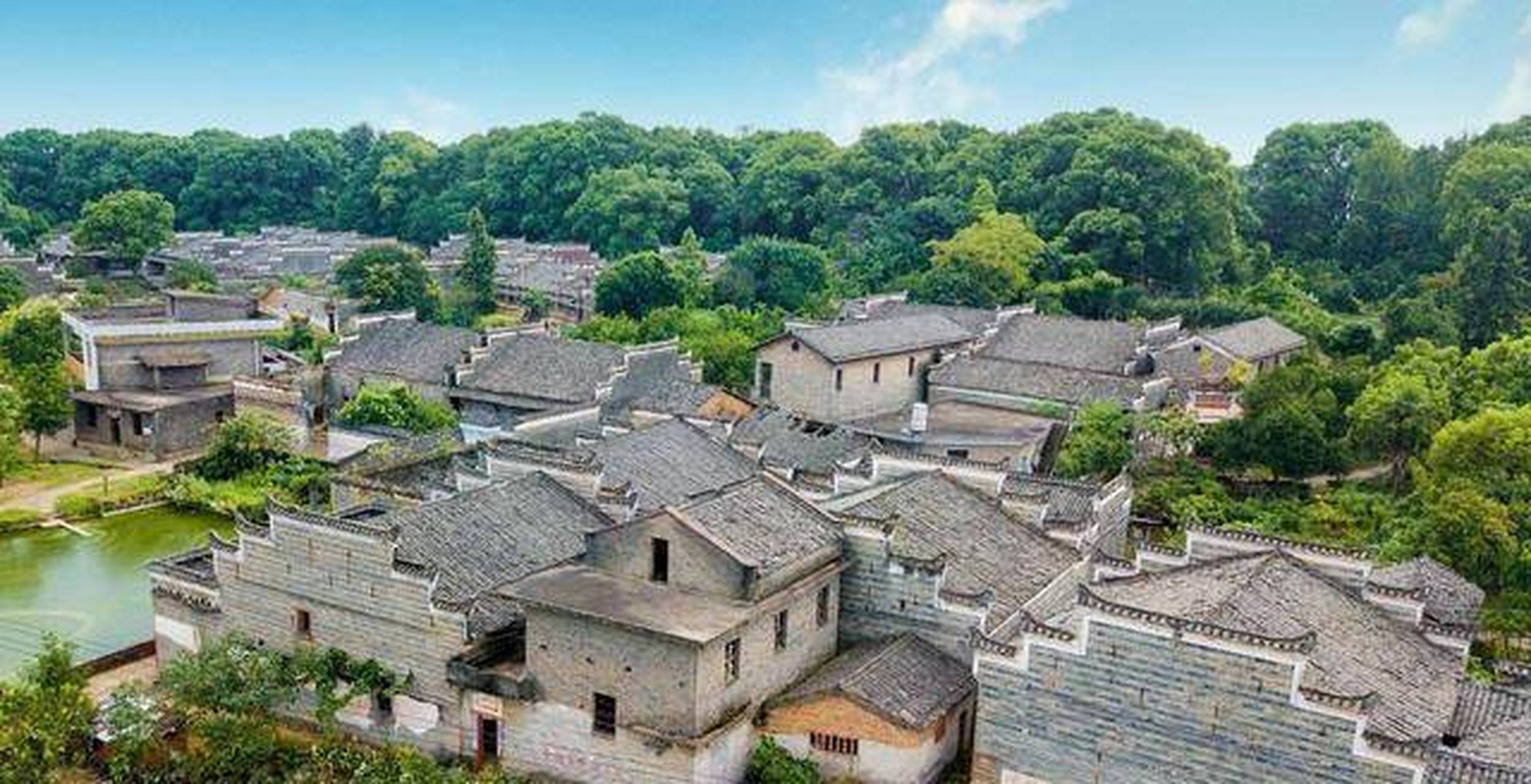 江西烟房古村是一个有着800年历史的古村落,距离吉安约14公里.