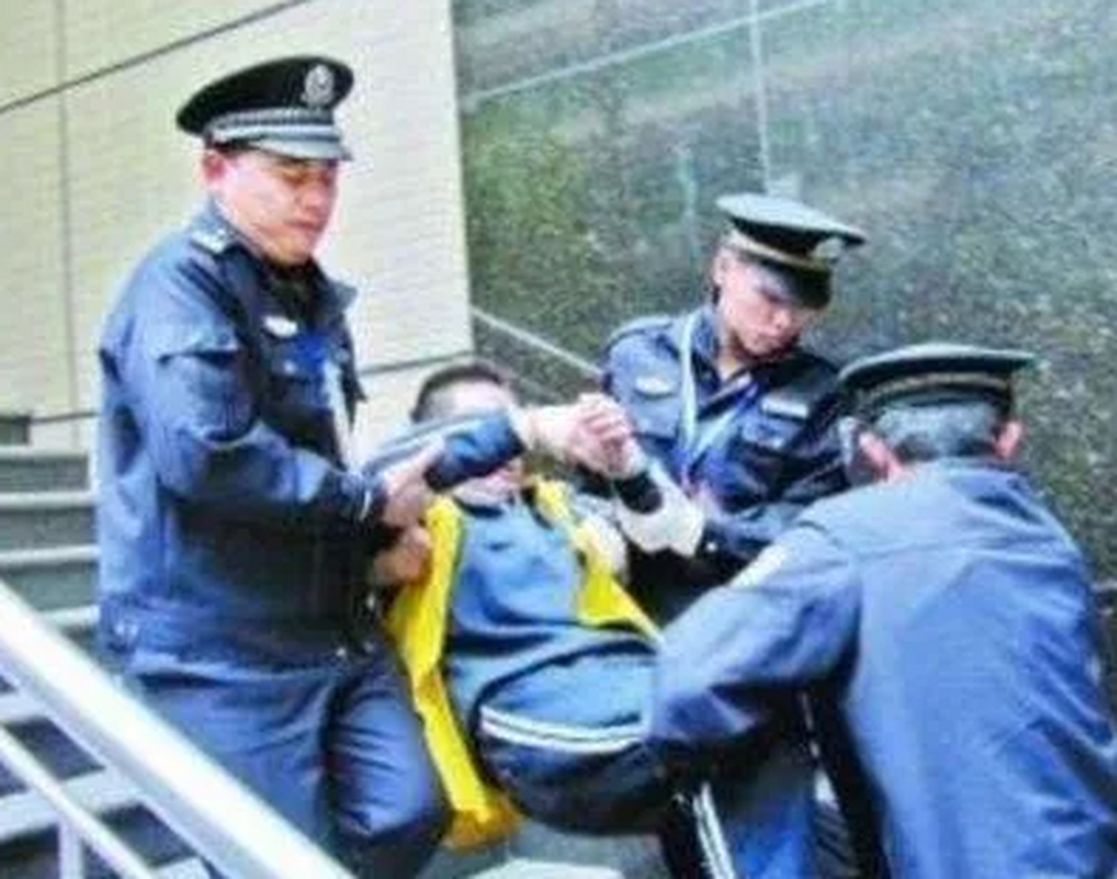 执行死刑时当场吓得大小便失禁,走不动路的死刑犯!