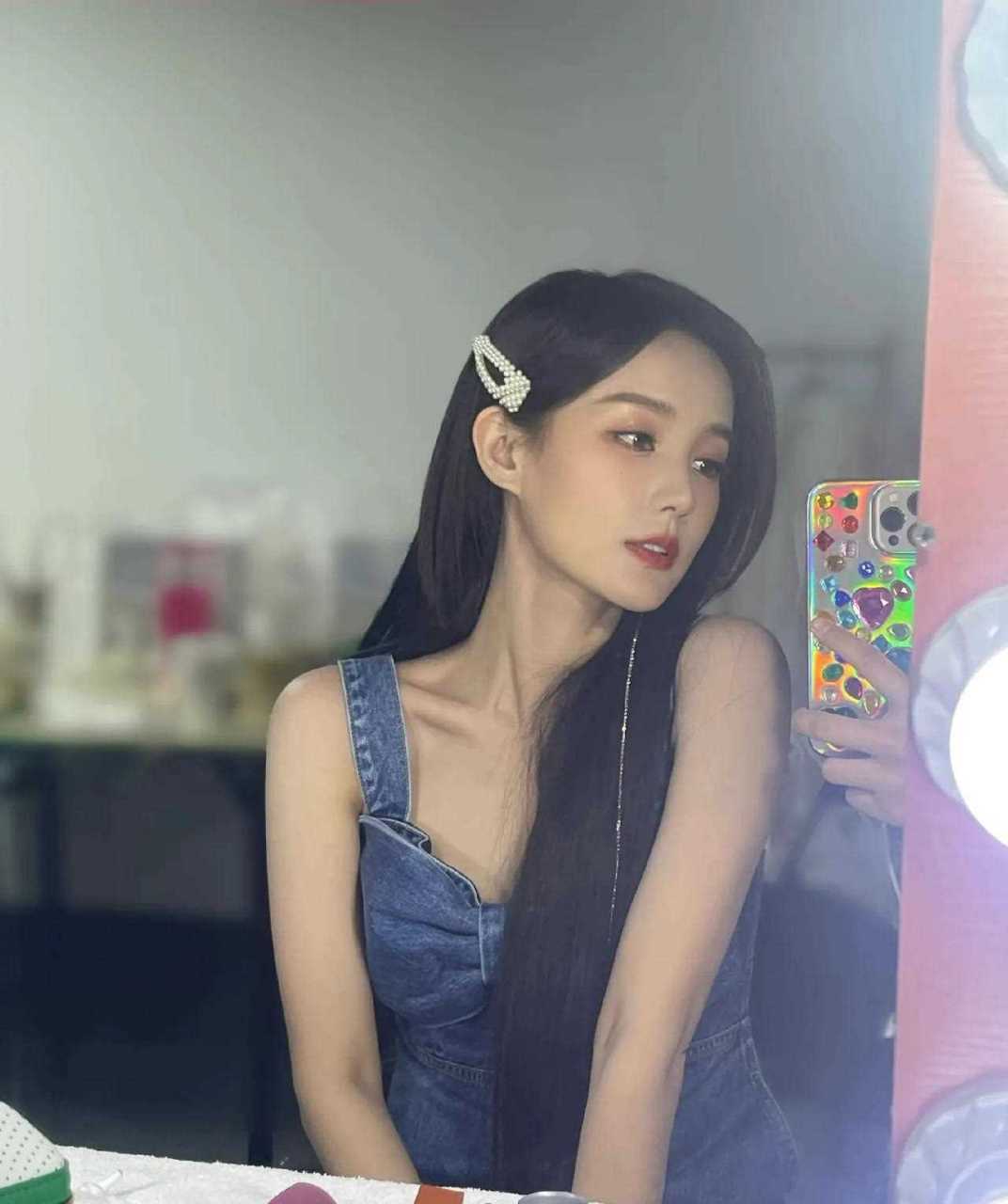 这是一对好朋友,金晨和李一桐,她们的剧都是正在热播中,而且还都是
