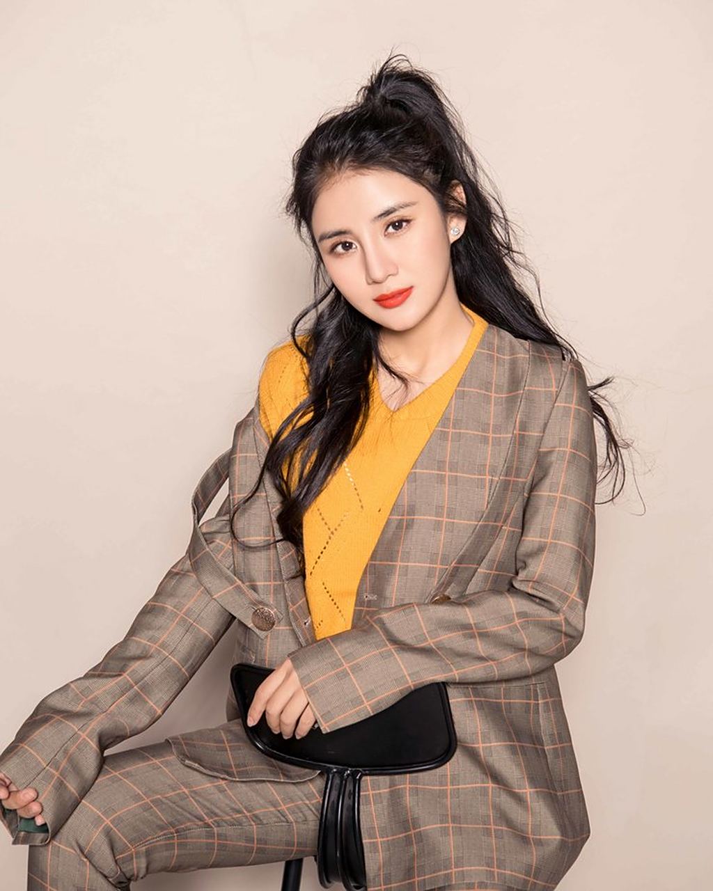 演员韦雨彤曝职场白领写真,异域面孔让人过目不忘#职场美女