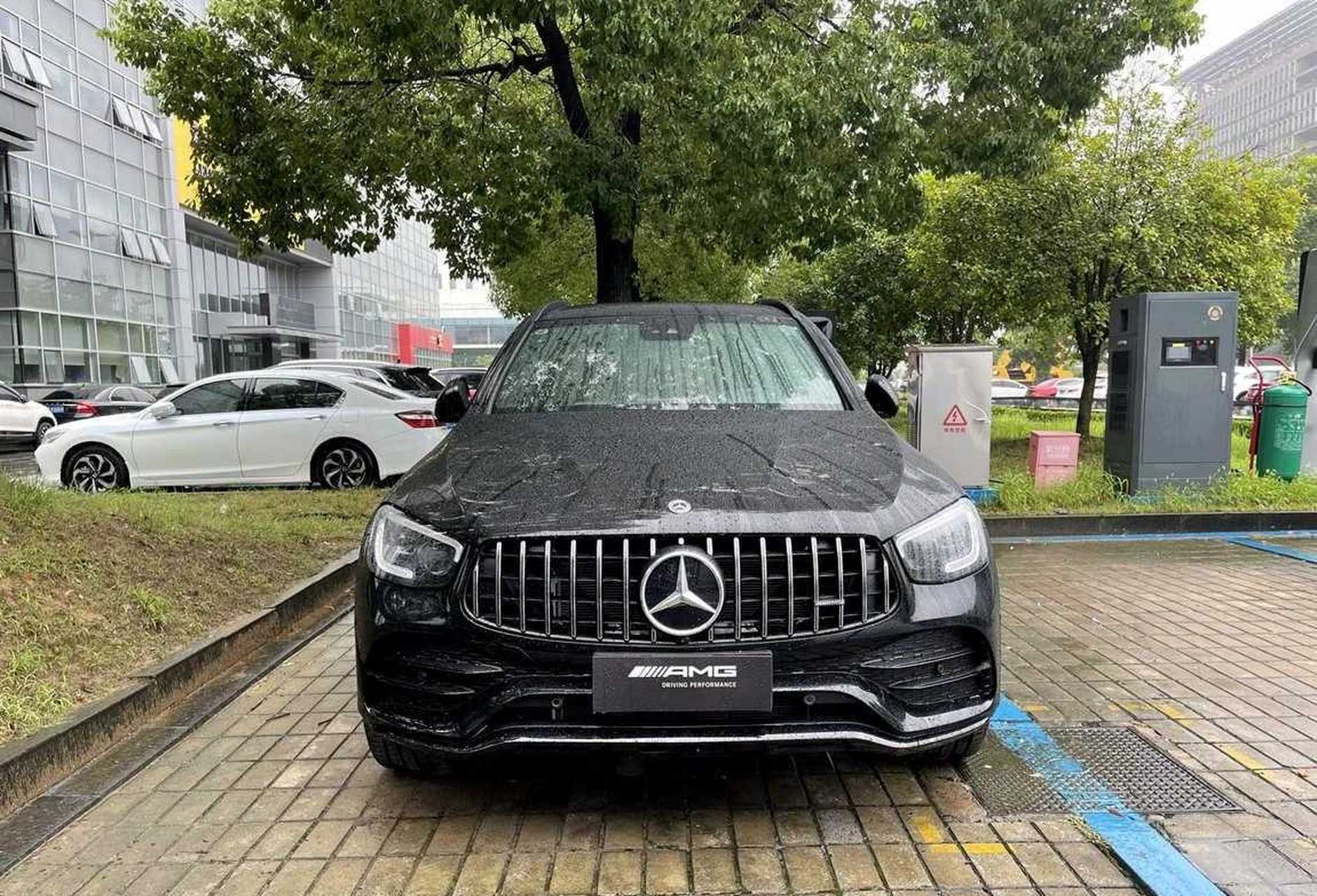 70万左右最值得入手的性能suv,奔驰glc43 amg,曜岩黑的车漆非常炫酷.