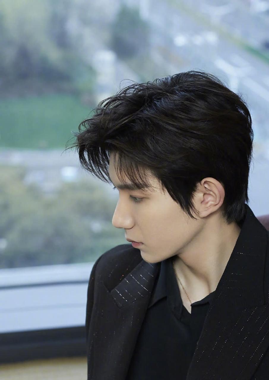 王源身穿azzaro 2021春夏高级定制连衣裙.