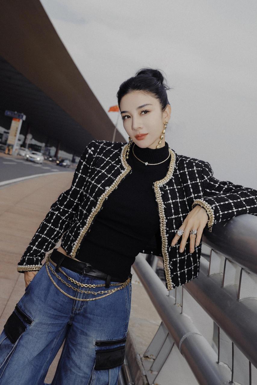 黄奕出发巴黎时装周 黄奕出发巴黎时装周,机场穿搭look解析 黄奕真的