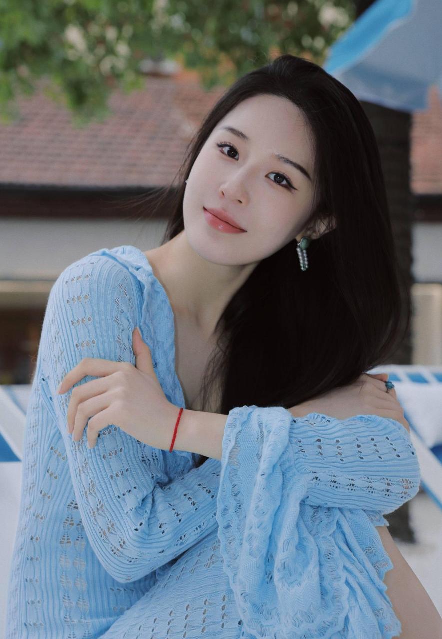 于雯蓝色连衣裙性感写真,优雅大方又显气质,真是美翻了