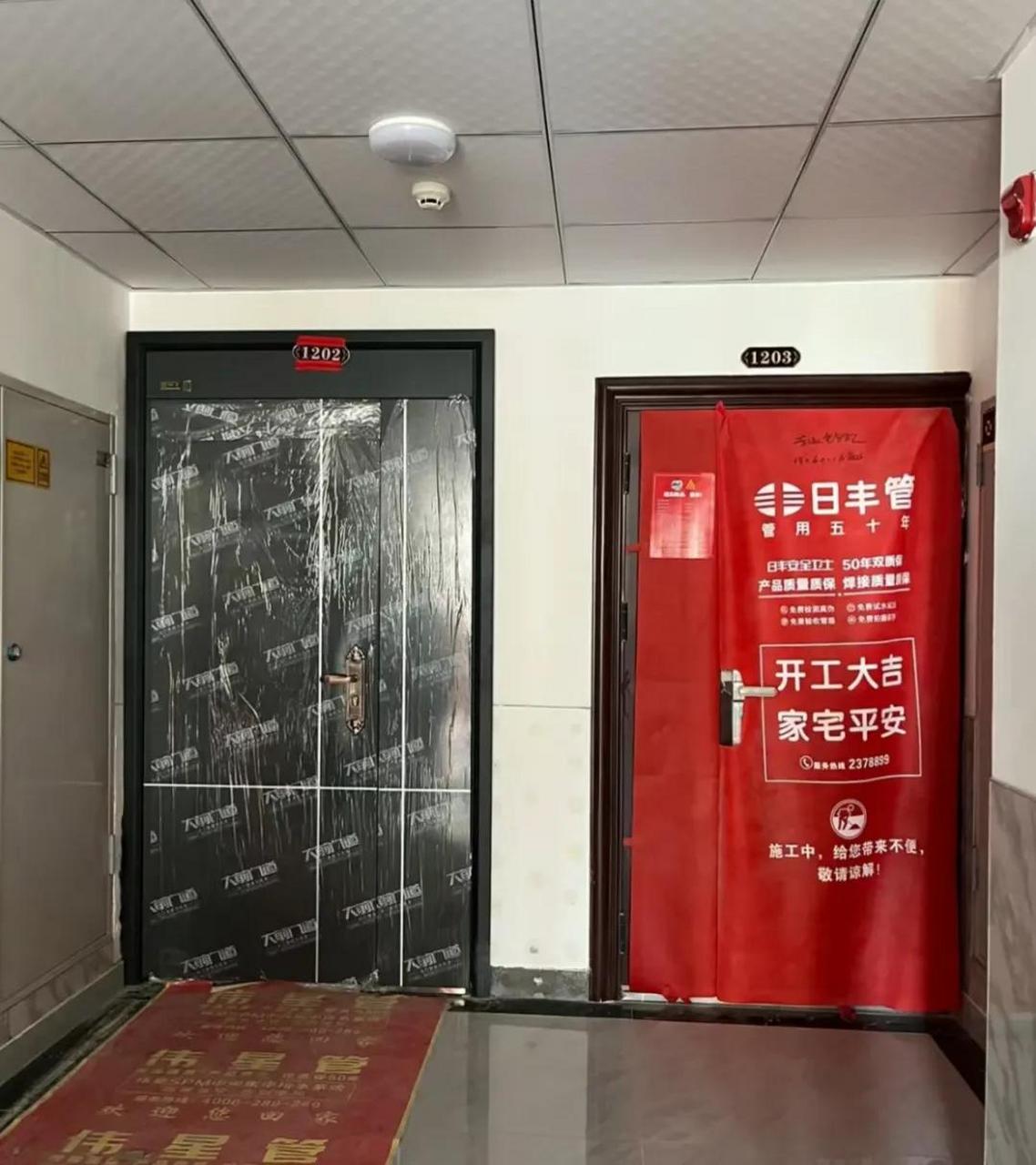 刚装完门,发现邻居加了门头,比我家高一截看着有点不舒服,想换个门,但