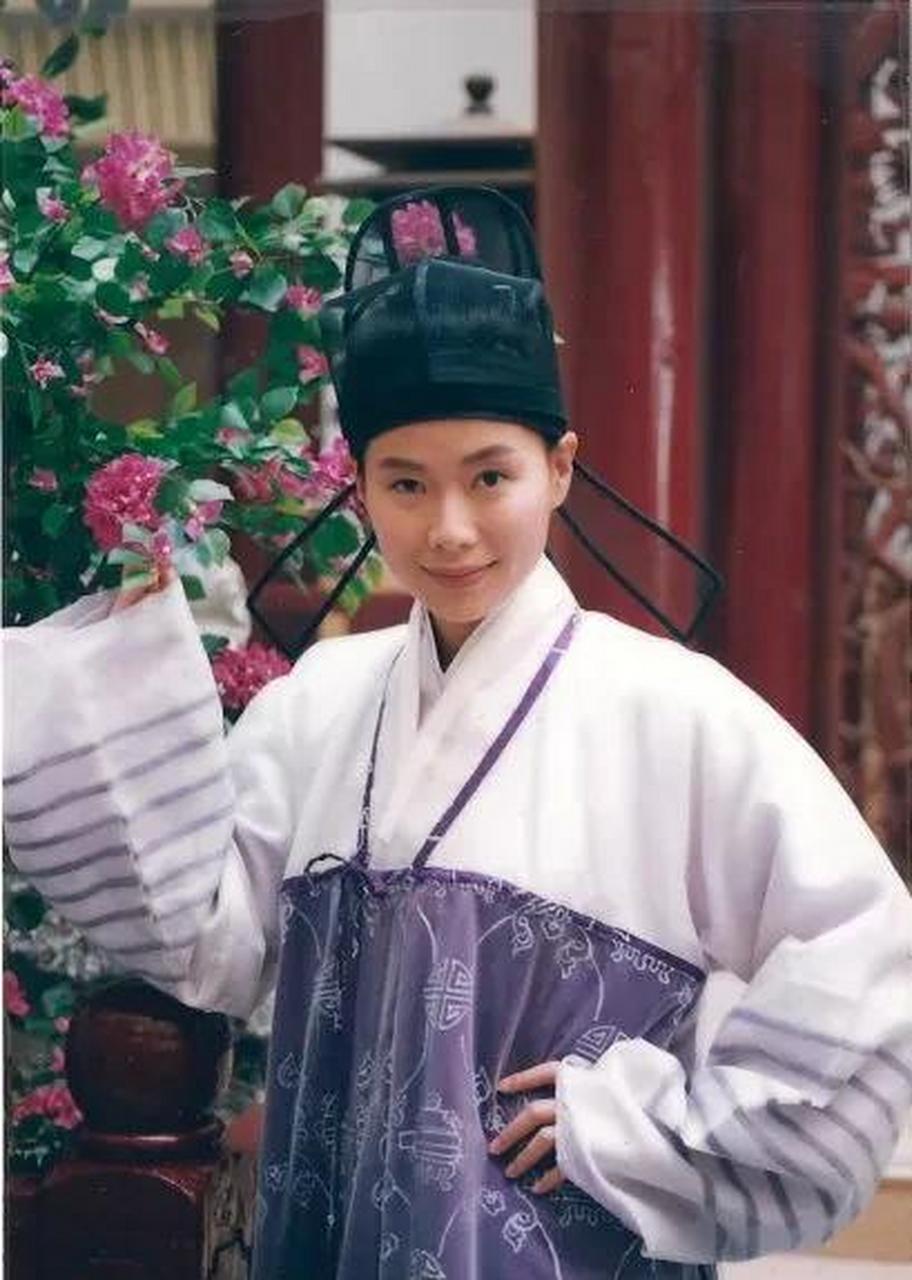 小时候看过的叶童和赵雅芝主演的电视剧《孽海花》 此剧根据《王魁传