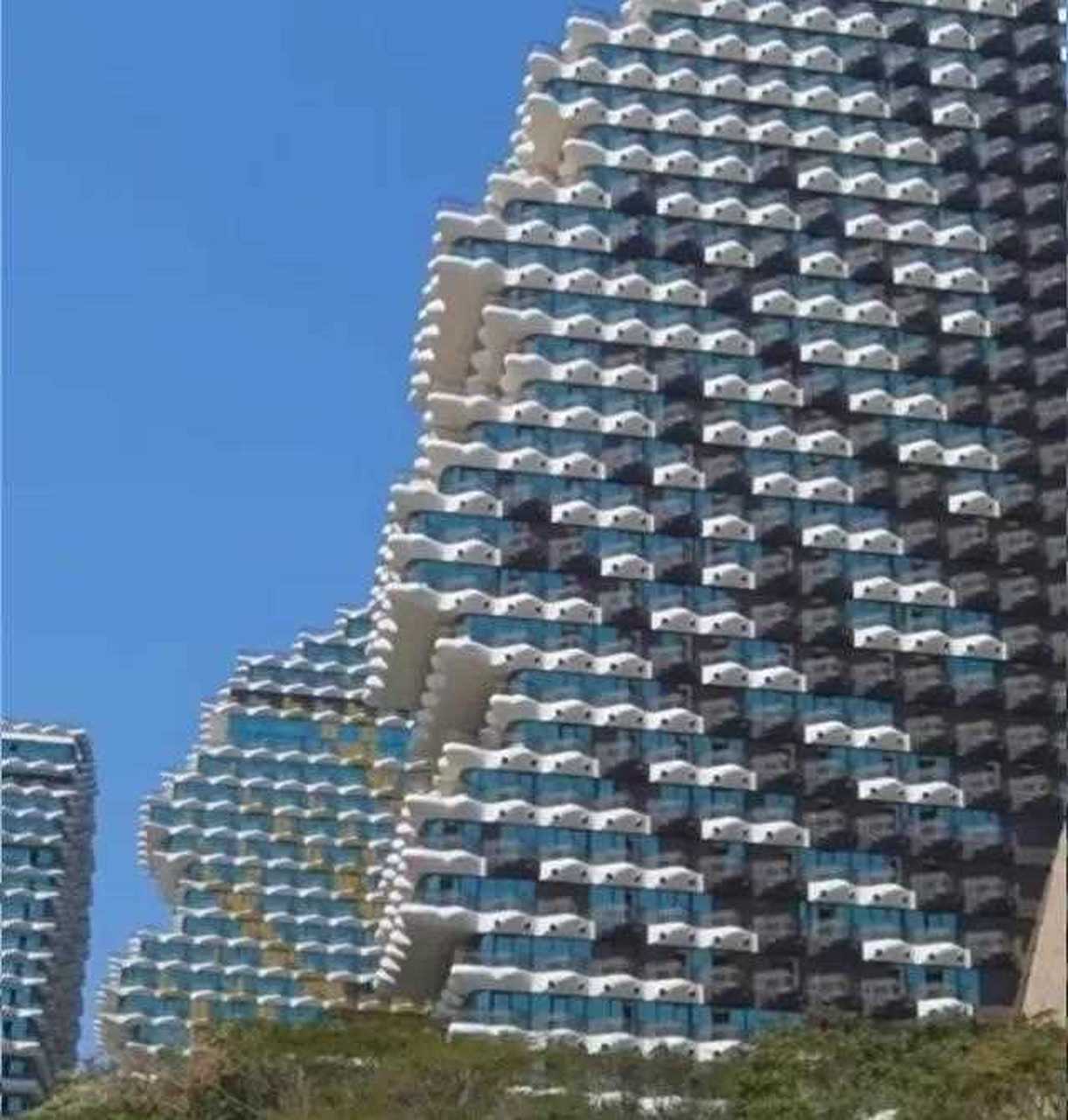 赵本山大叔修的美丽大树百亿酒店荒废了. 三亚,网上价格几十元一晚.