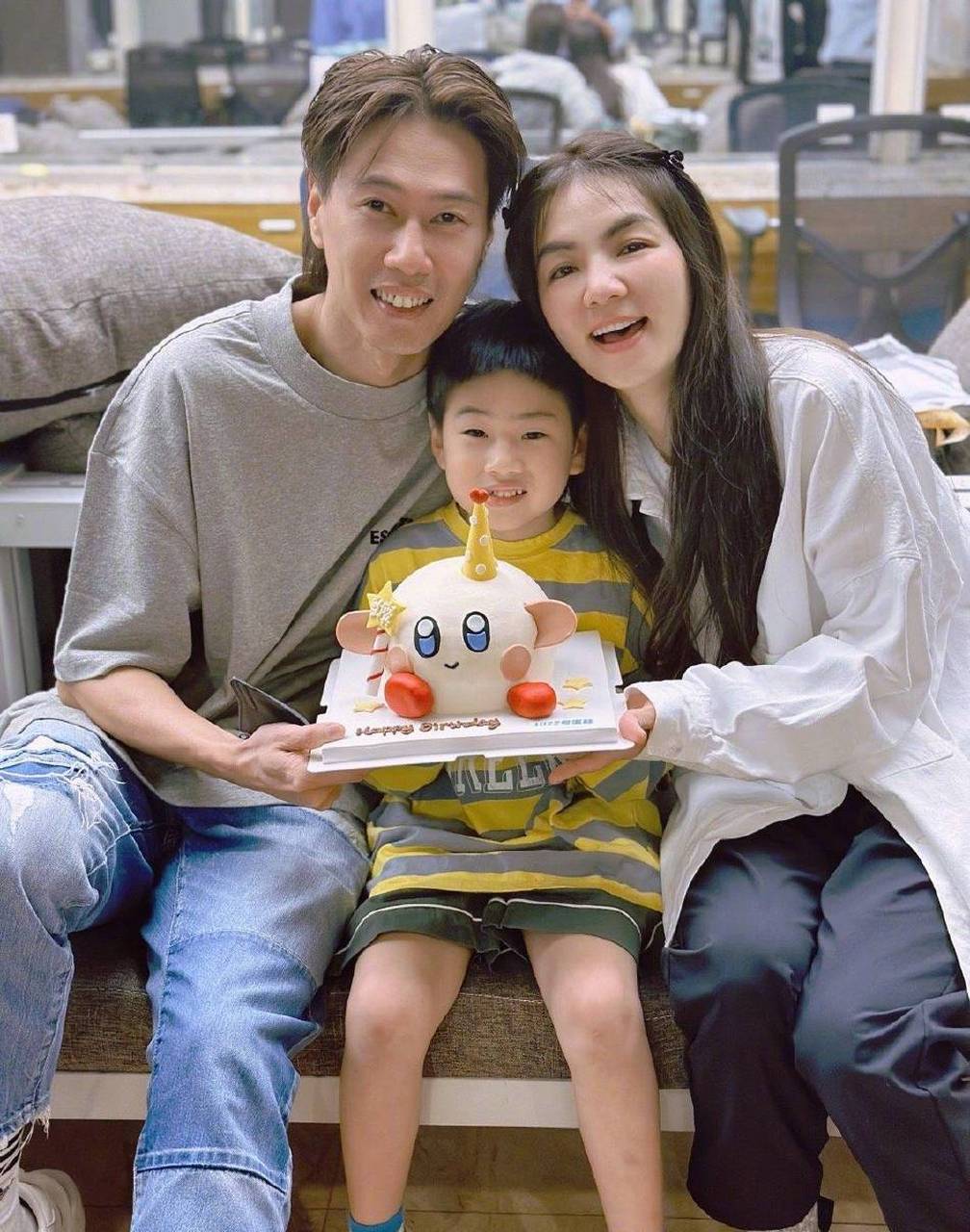 陈嘉桦ella晒儿子生日照 母子互动温馨美满