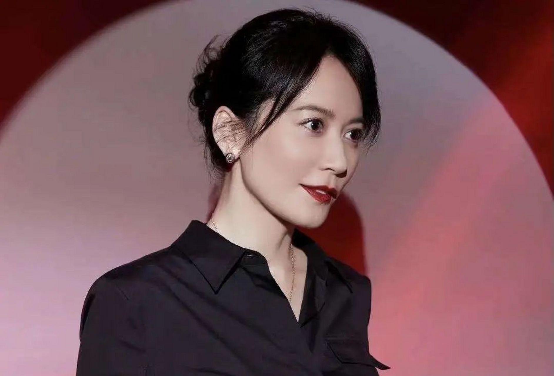 "越老越有韵味"的女明星之俞飞鸿  俞飞鸿,1971年出生于浙江杭州,毕业