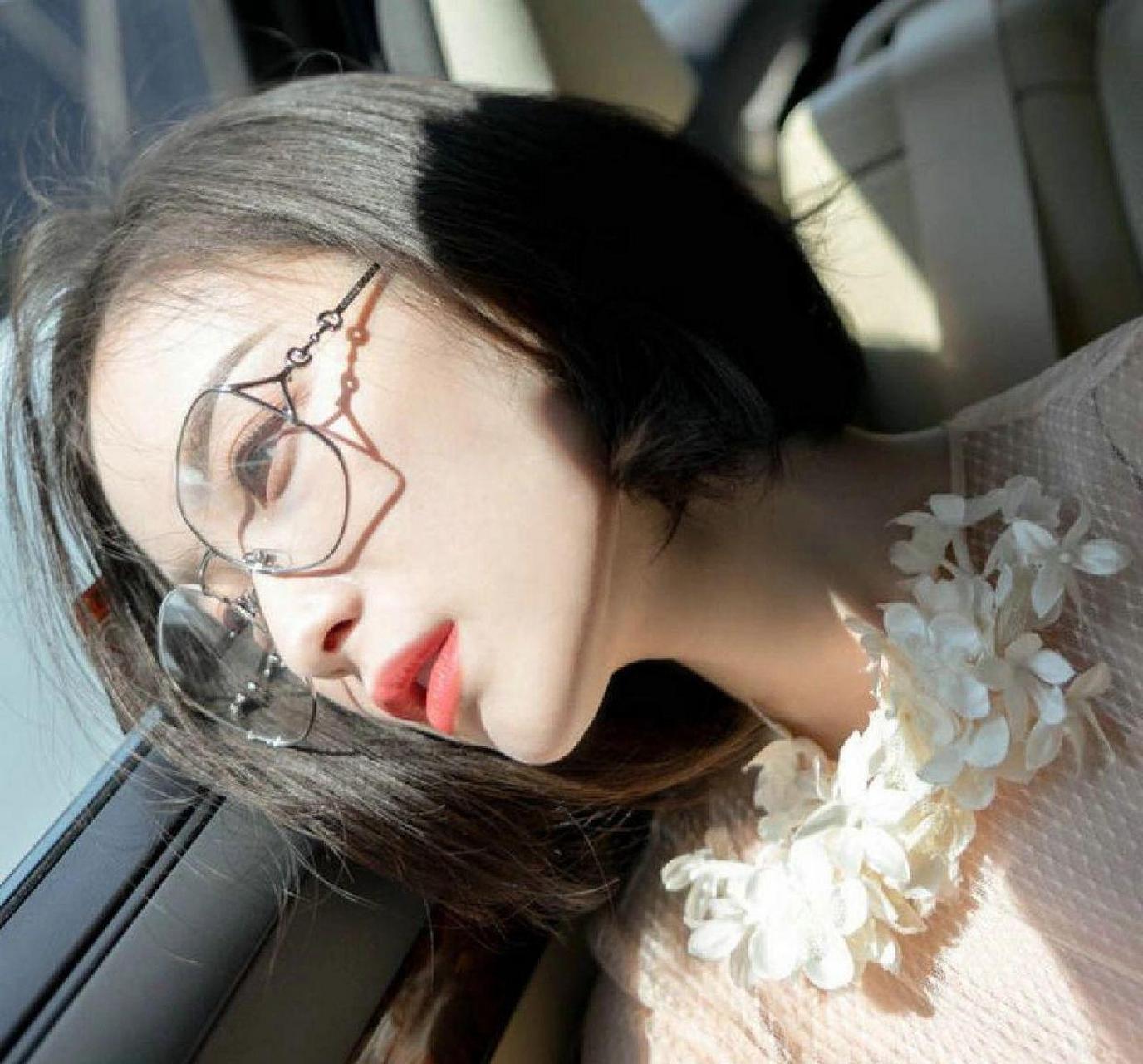 倪妮戴眼镜真的好美呀