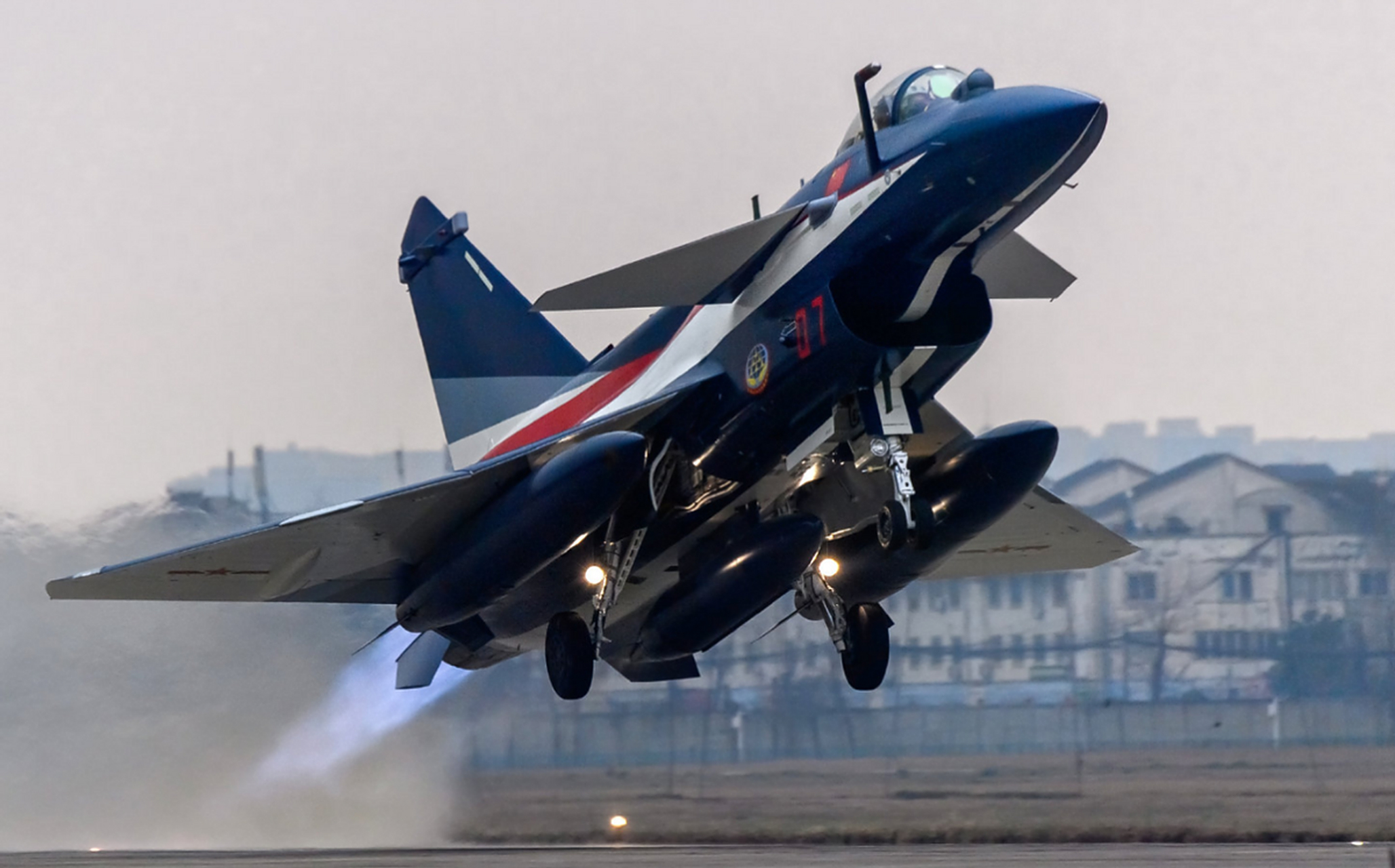 歼10cy飞往东南亚,解放军用实力说话,除了美俄,还有中国可选择.