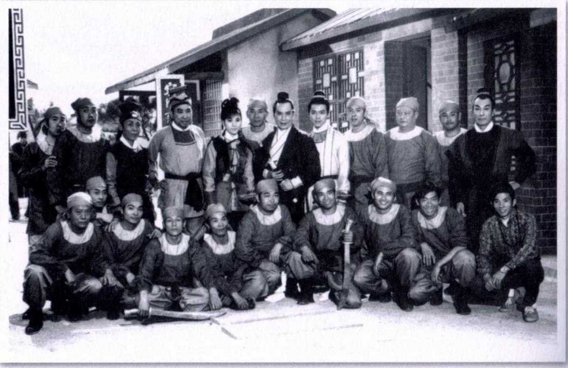 一张老照片:曹达华好有型,刘家良和袁和平很年轻.[鲜花]