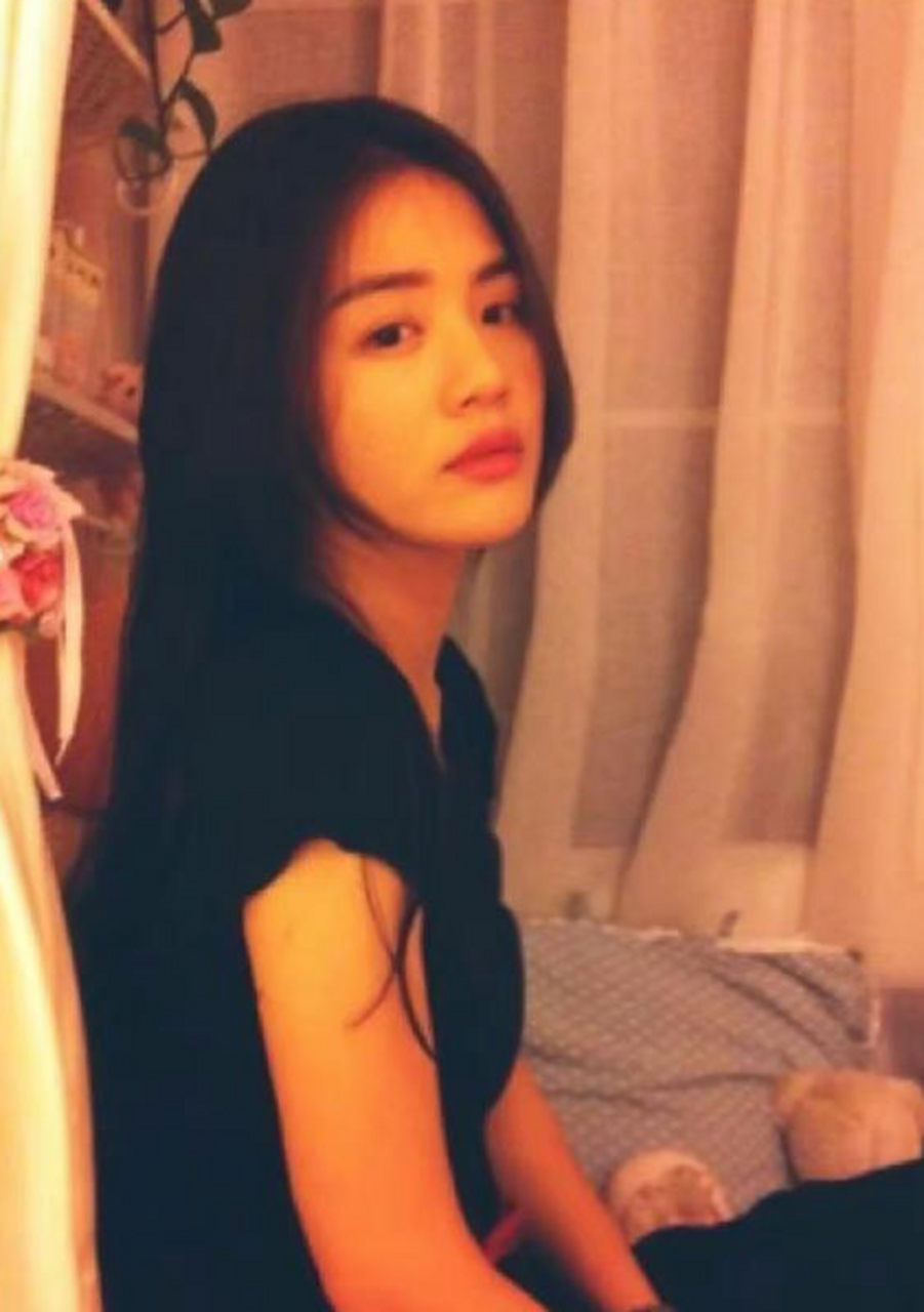 黎吧啦少女时期,真的很漂亮[白眼]