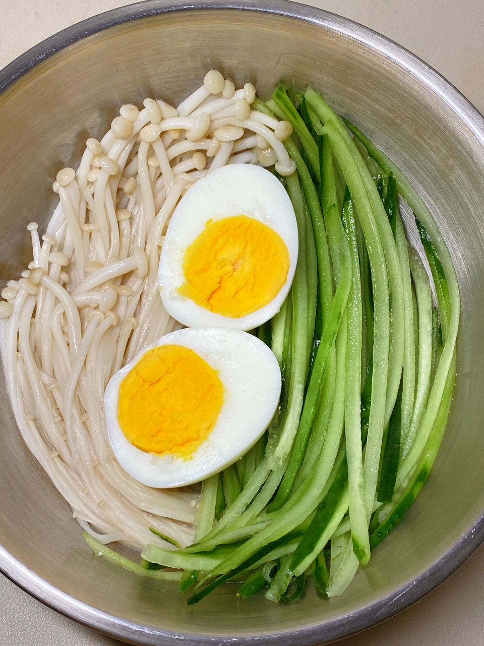 食材:金针菇 黄瓜 鸡蛋 酱汁:小米辣 1勺香油 1勺生抽 1勺陈醋 食材