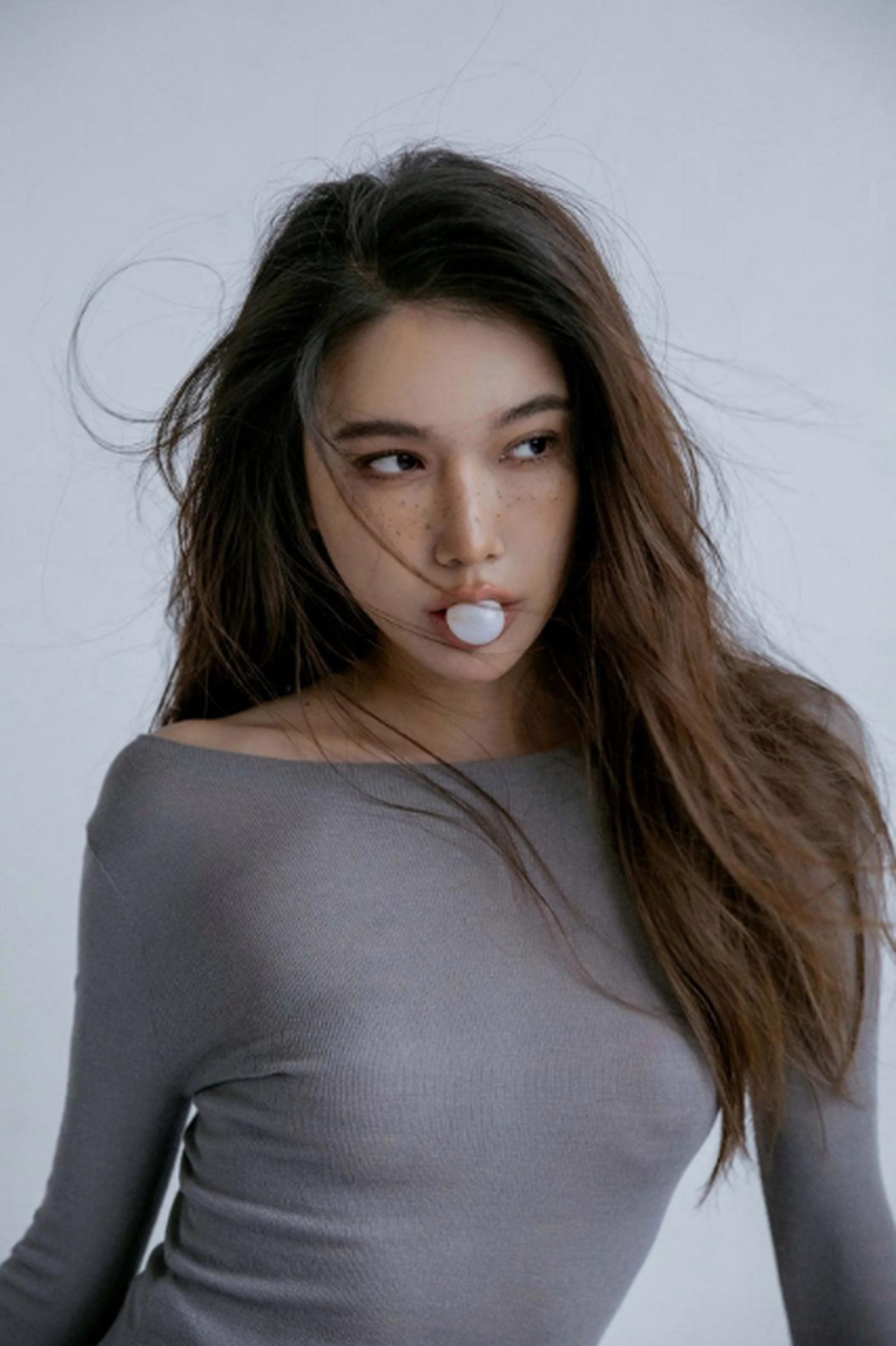 口吐泡泡糖,复古风格性感美女写真