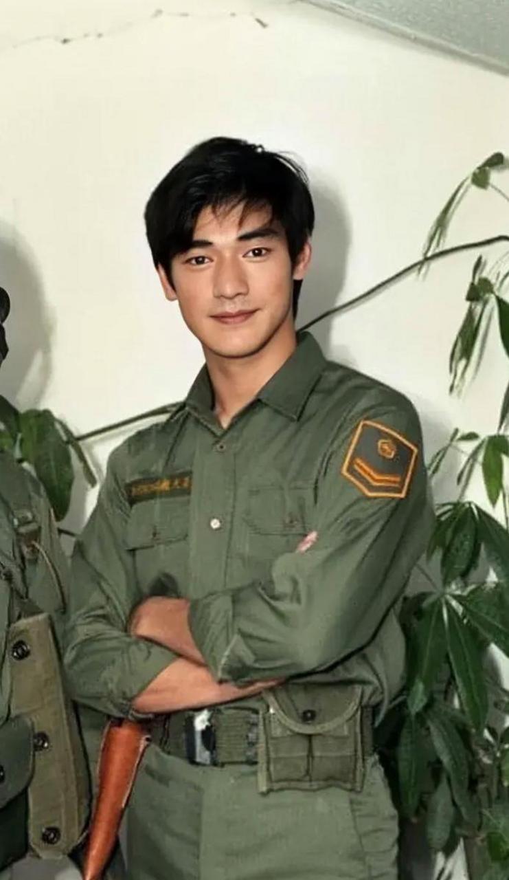 网友:金城武此时还没有割双眼皮儿,颜值只能说是一