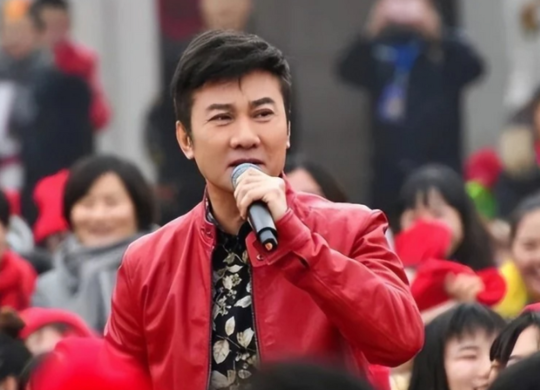 军旅歌手江涛:穷小子娶富家女,走红后不变心 知名歌手江涛,当年接受