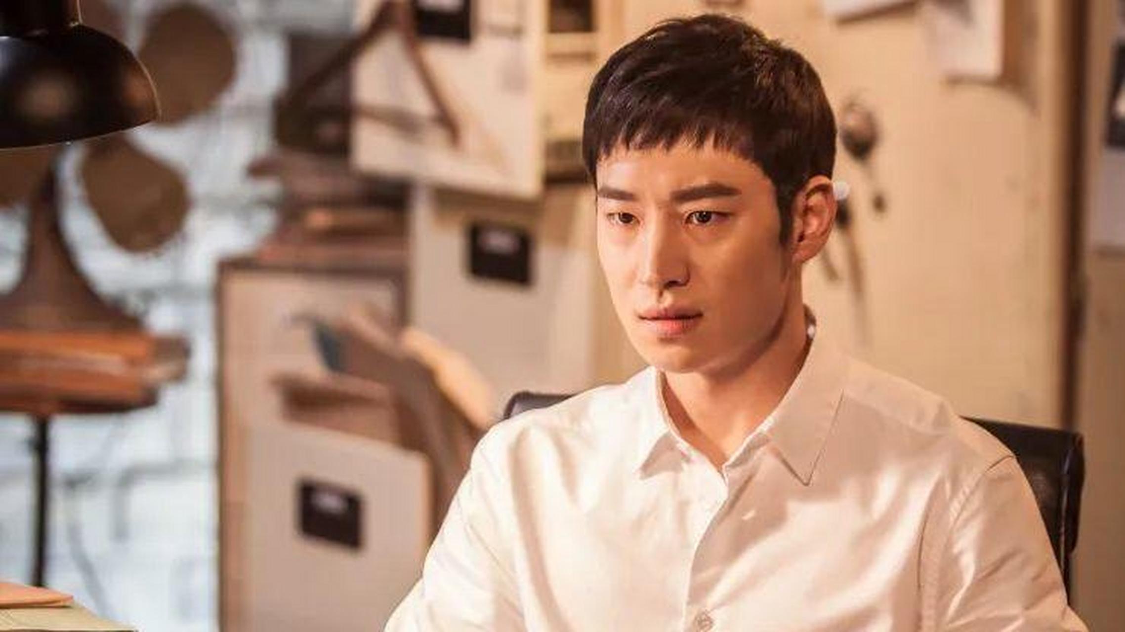 韩国实力派男星李帝勋,拥有帅气外表与挺拔身材,过去曾演出《signal