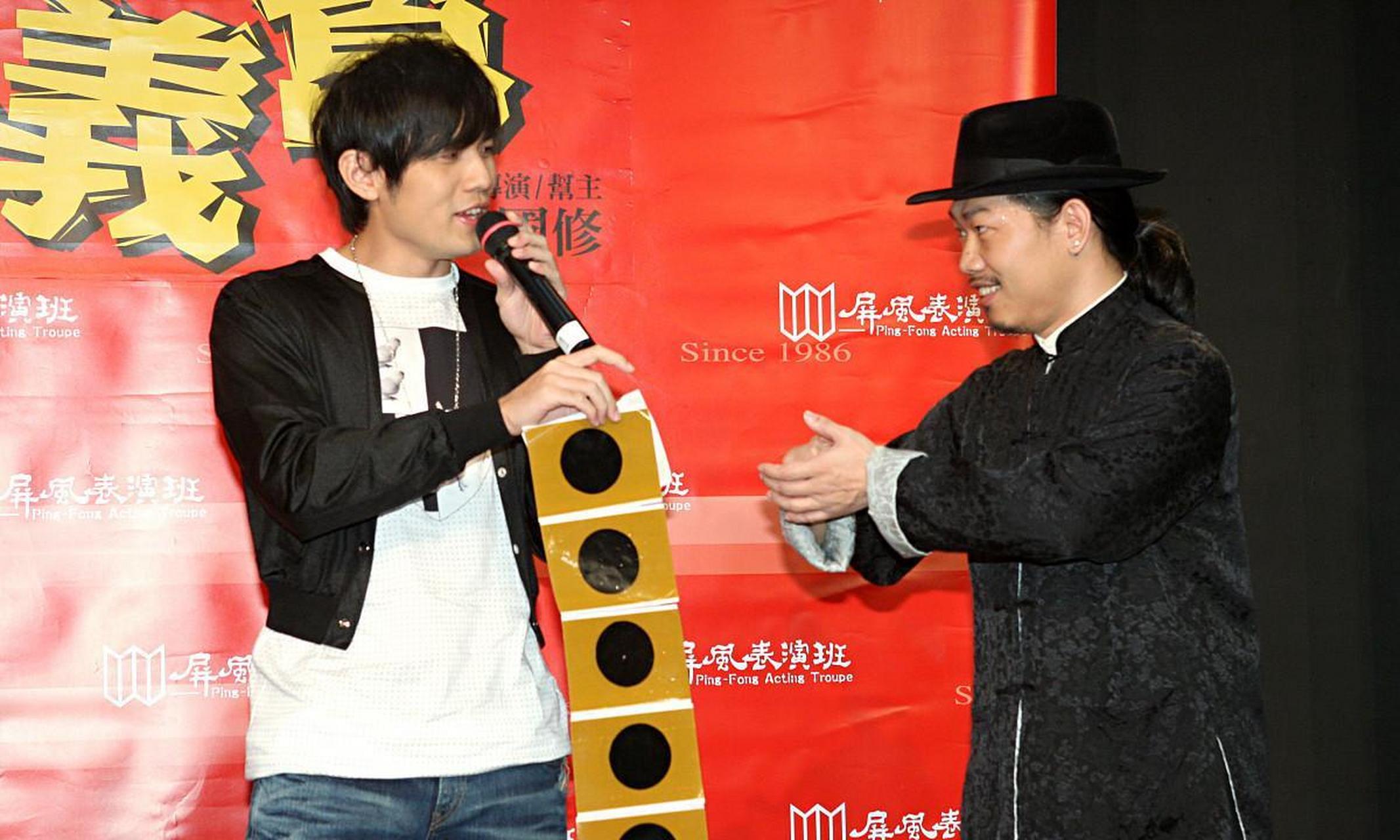 以前的周杰伦和方文山像极了两辈人,现在方文山终于把周杰伦熬成了