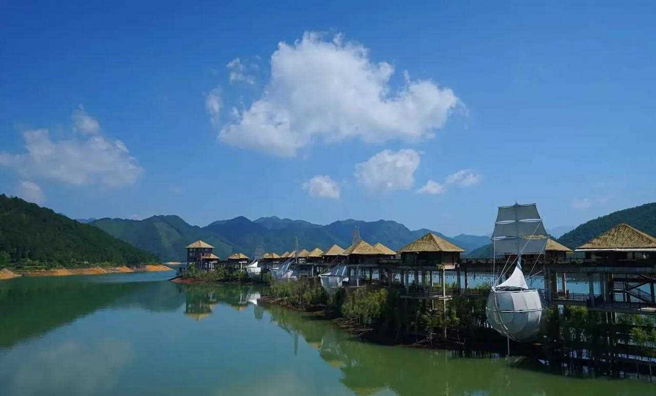 暑假来了,带着孩子去旅行吧,位于云和县的云曼酒店风景优美,外形像极