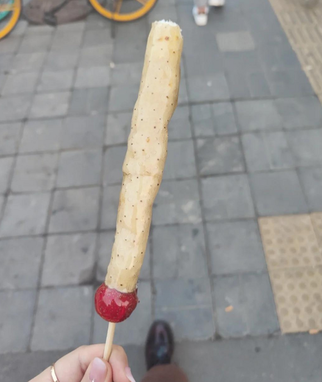 公司食堂的冰糖葫芦,就是不剥皮的山药,吃完嗓子痒痒的!