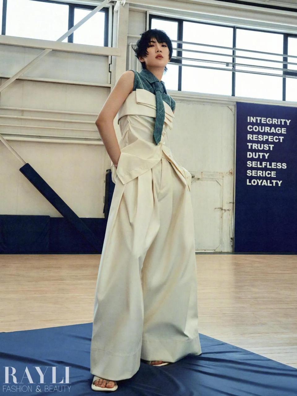 华为老板任正非的二千金姚安娜为《瑞丽》杂志拍的一组写真照,一头