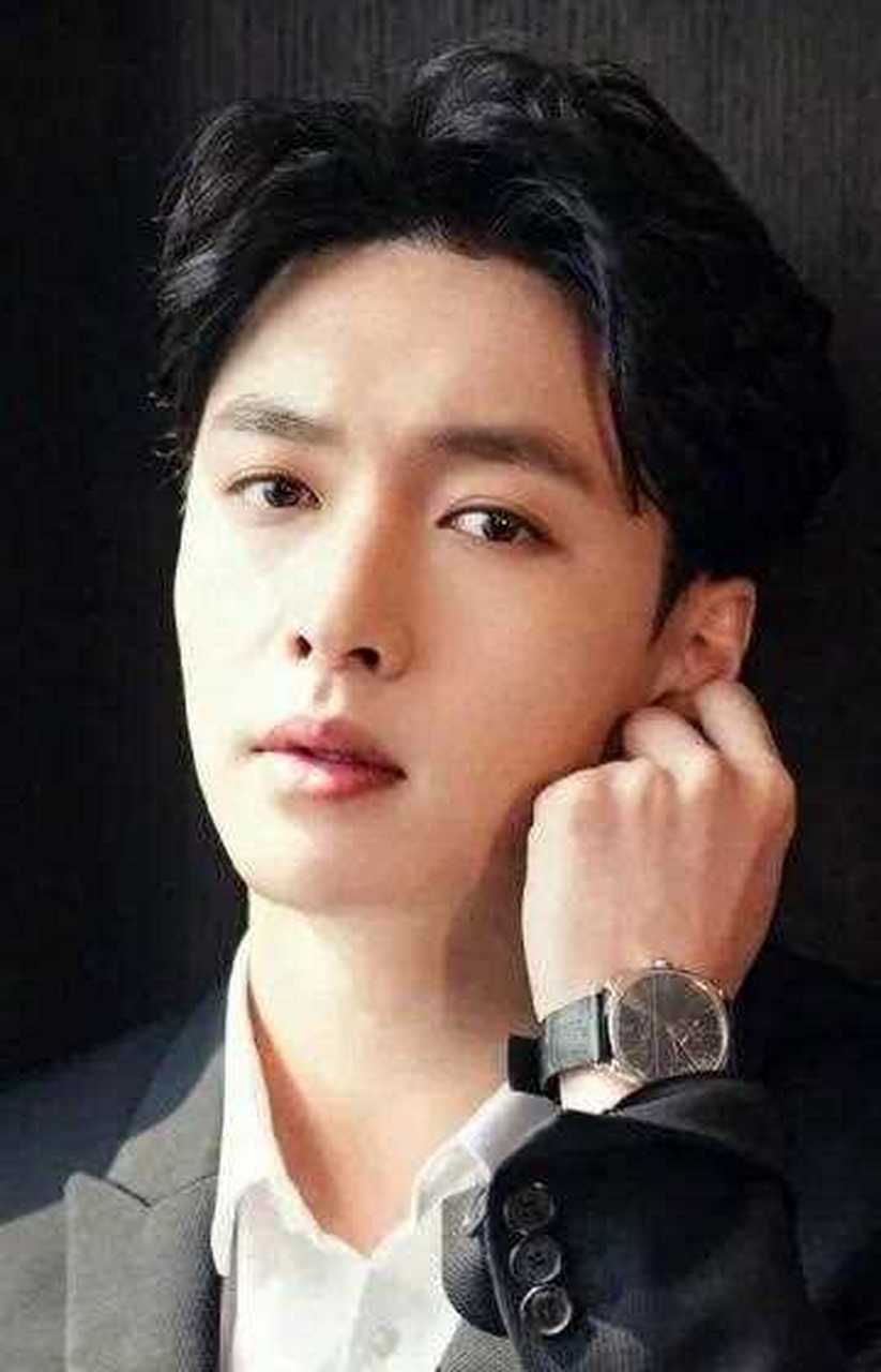 前不久,黄子韬吸烟视频被网友曝光,视频中,黄子韬,嘴里吸着一根香烟