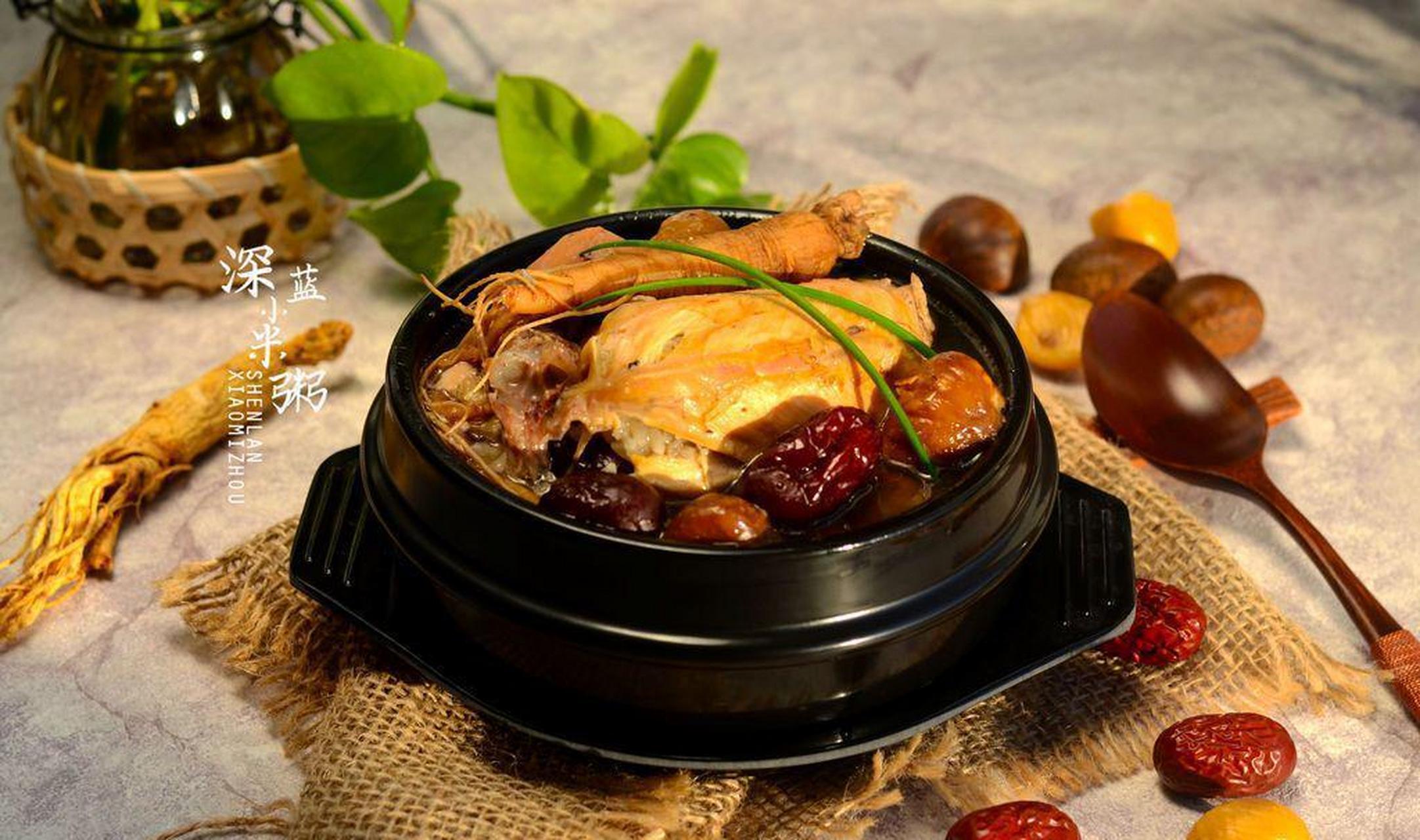 韩式人参鸡汤 人参鸡汤是一道美味的菜肴,是韩国一道非常著名颇具特色