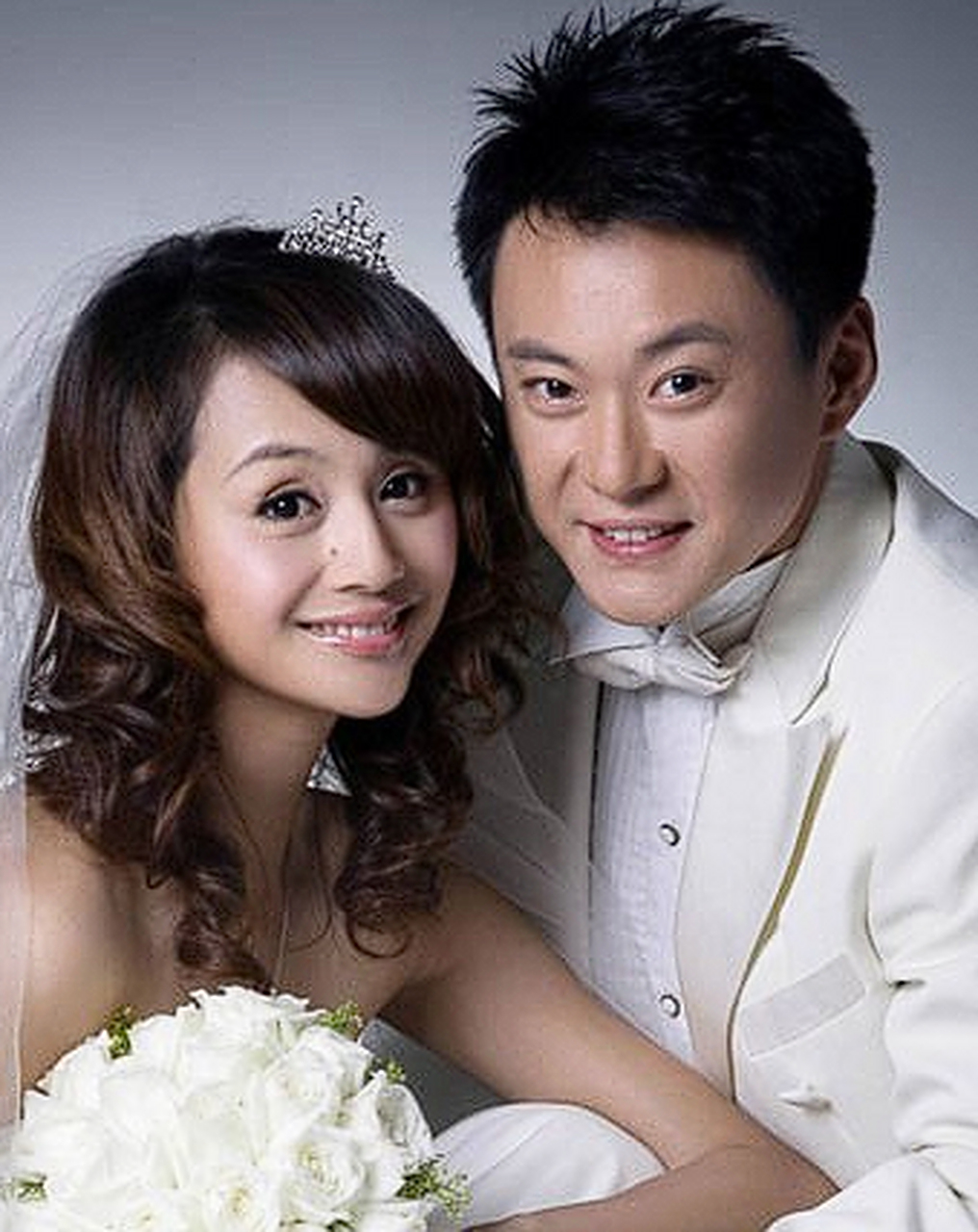 2009年,曹颖嫁给了没有名气的王斑,婚后不久就生下