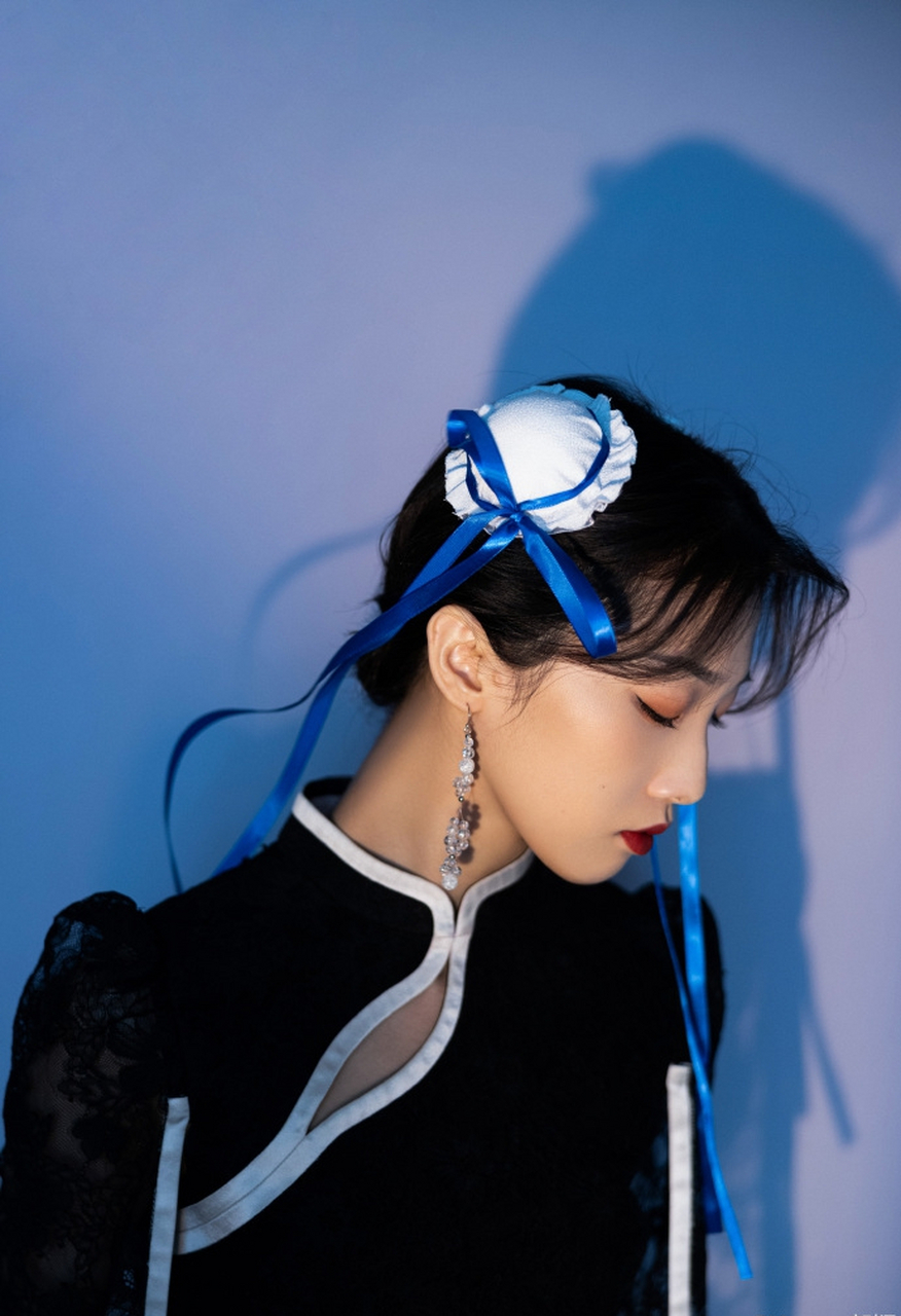 yamy郭颖穿黑色旗袍cos春丽,搭配中国风双发髻颇具国风韵味,而且她