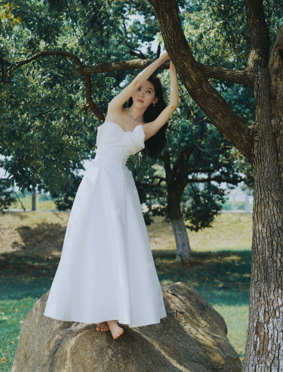 甜美可爱,楚楚动人的#章若楠# 一袭白色清新吊带裙,身材纤瘦高挑,窈窕