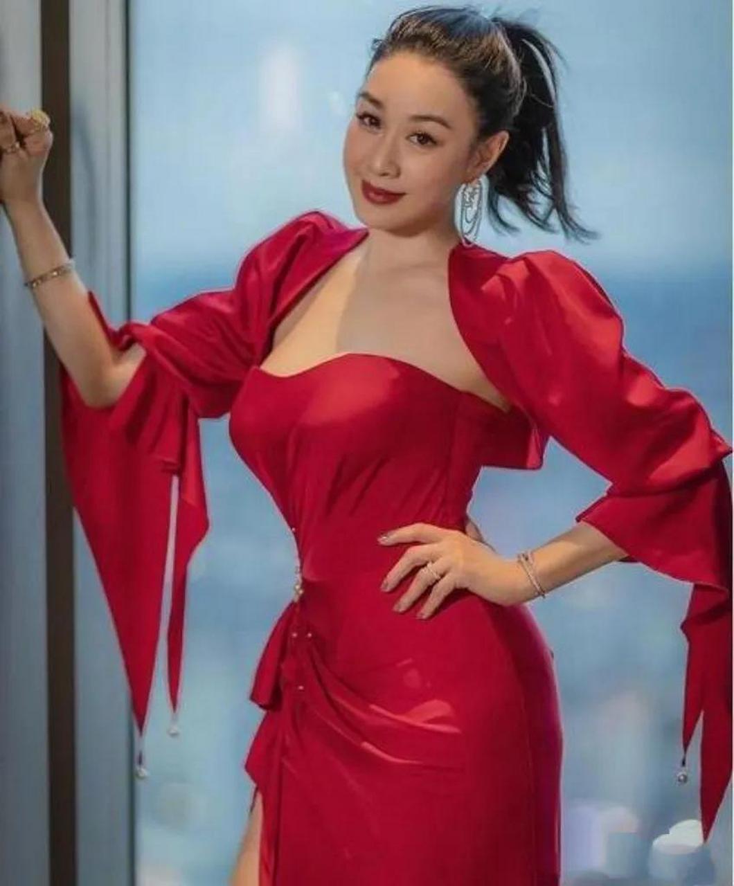 这些照片中,钟丽缇身穿一袭红裙,艳丽迷人,身材曲线优美,展现出了女性