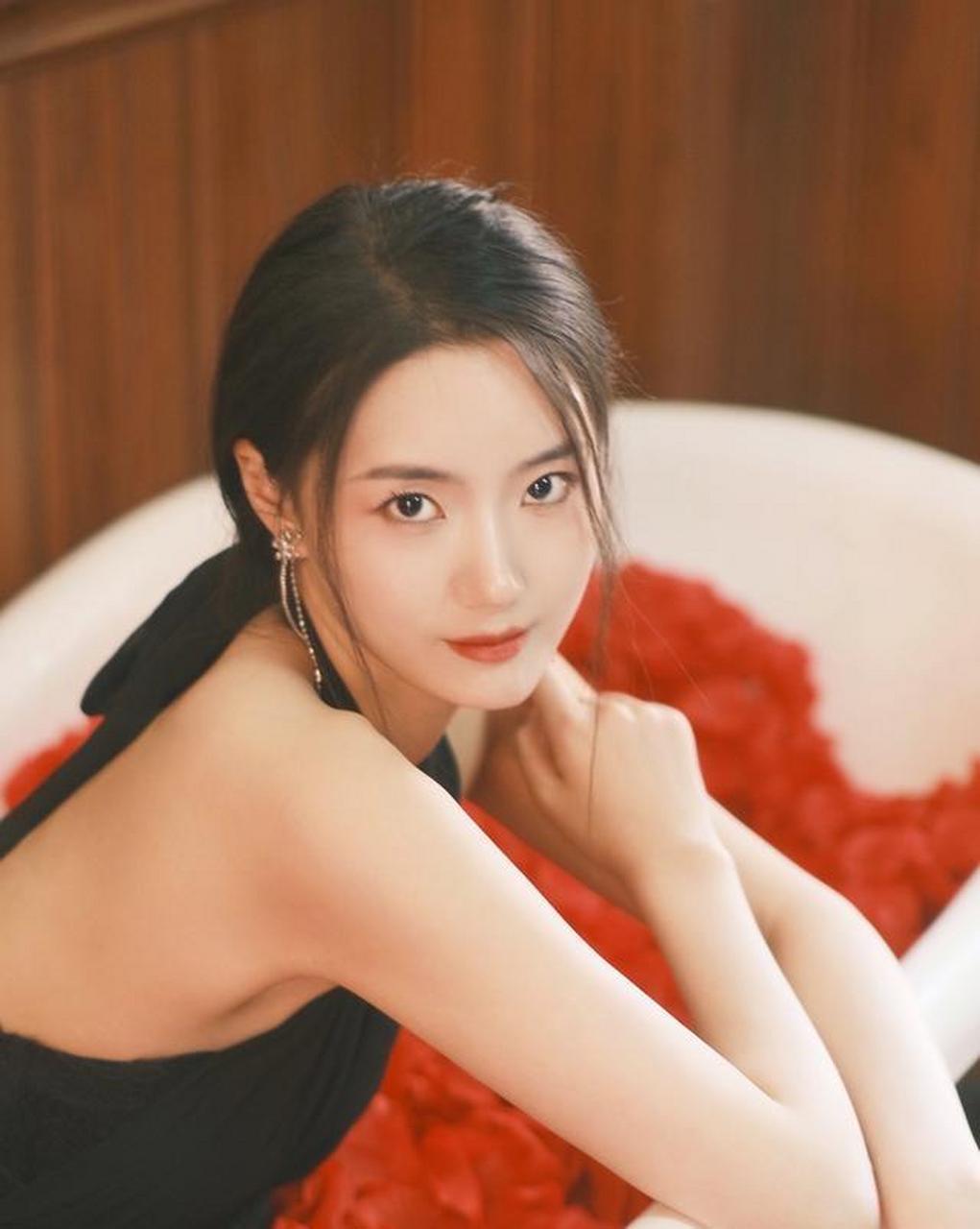 "她很漂亮"的余芷慧浴缸中拍照,妩媚中带点性感
