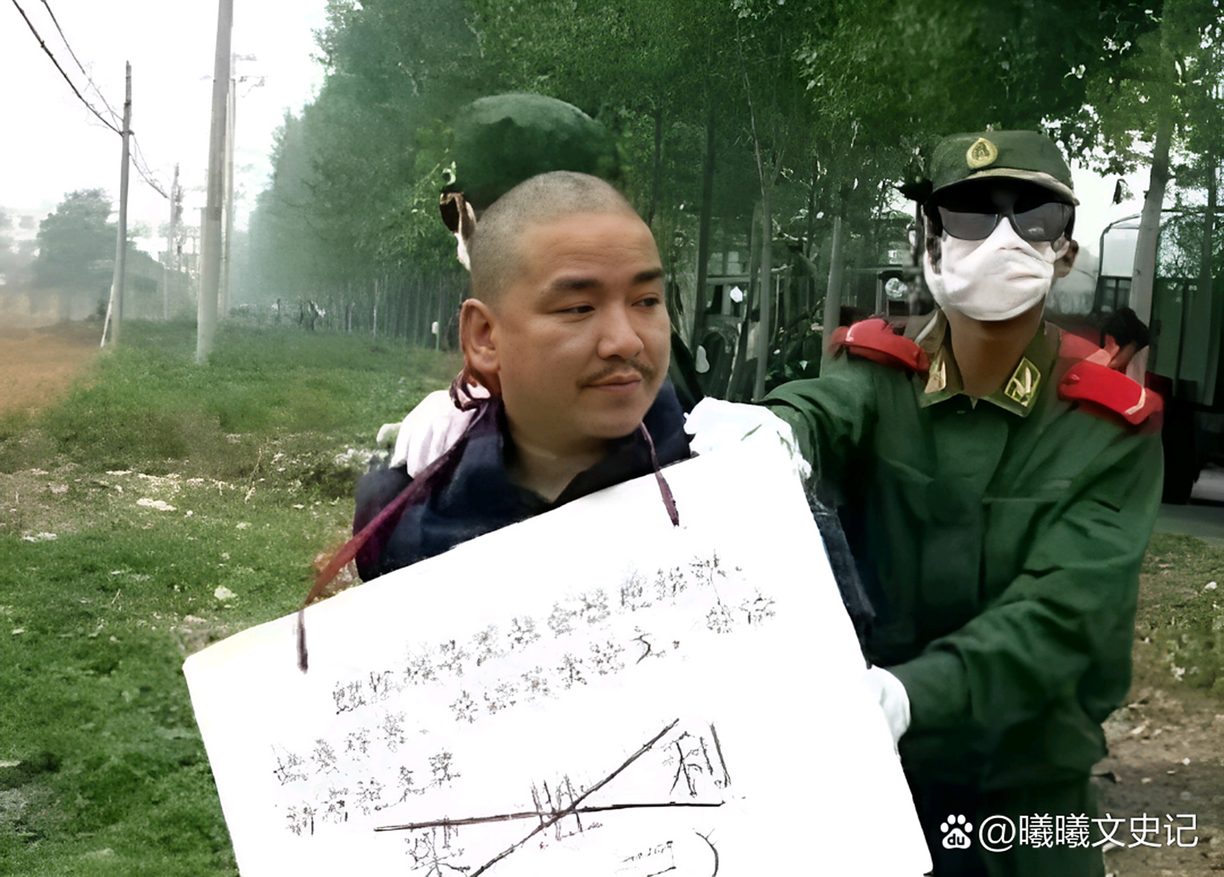 2003年,死刑犯梁胜利被押赴刑场的画面,由图可见,面对即将要到来的