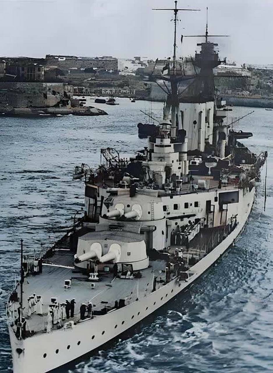 胡德号战列巡洋舰是当时大英帝国的瑰宝.