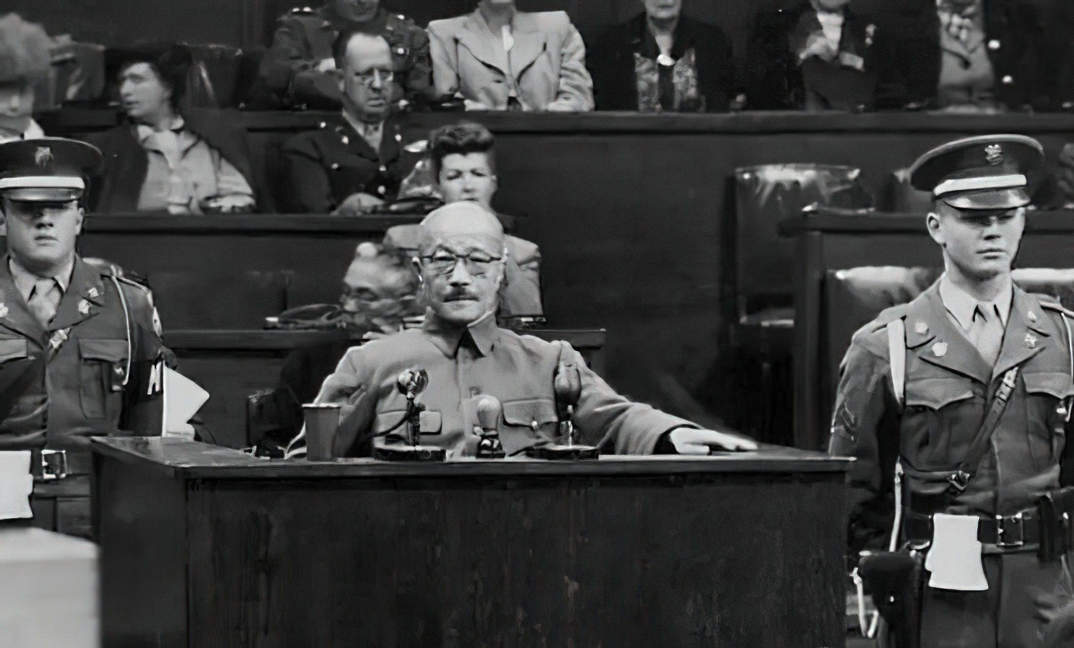 1948年11月12日,东条英机在远东军事法庭接受审判,他是侵华战争头号